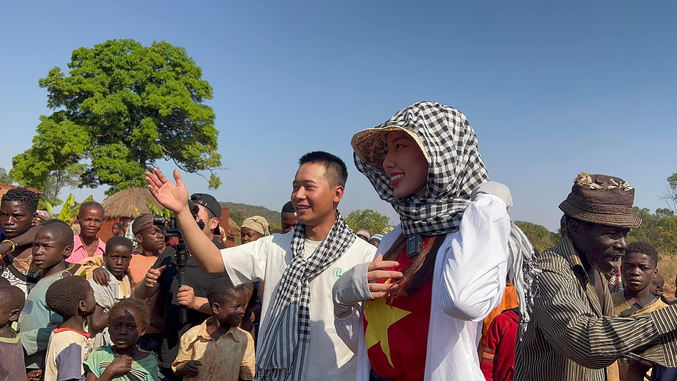 Cô chia sẻ: "Một chuyến đi với những tâm tư kế hoạch kéo dài suốt nhiều tháng. Thậm chí Tiên còn không nghĩ rằng mình sẽ chuẩn bị kịp mọi thứ để đặt chân được đến vùng đất này như dự kiến. Ngày hôm nay đứng trước những chiếc giếng nước sạch mà mình đã gửi tặng cho người dân ở bản Zamba, cảm xúc thật sự khó tả! Và hơn hết là niềm vui sướng vì hơn 300 hộ dân nơi đây sẽ có nước sạch để sử dụng trong thời gian tới".