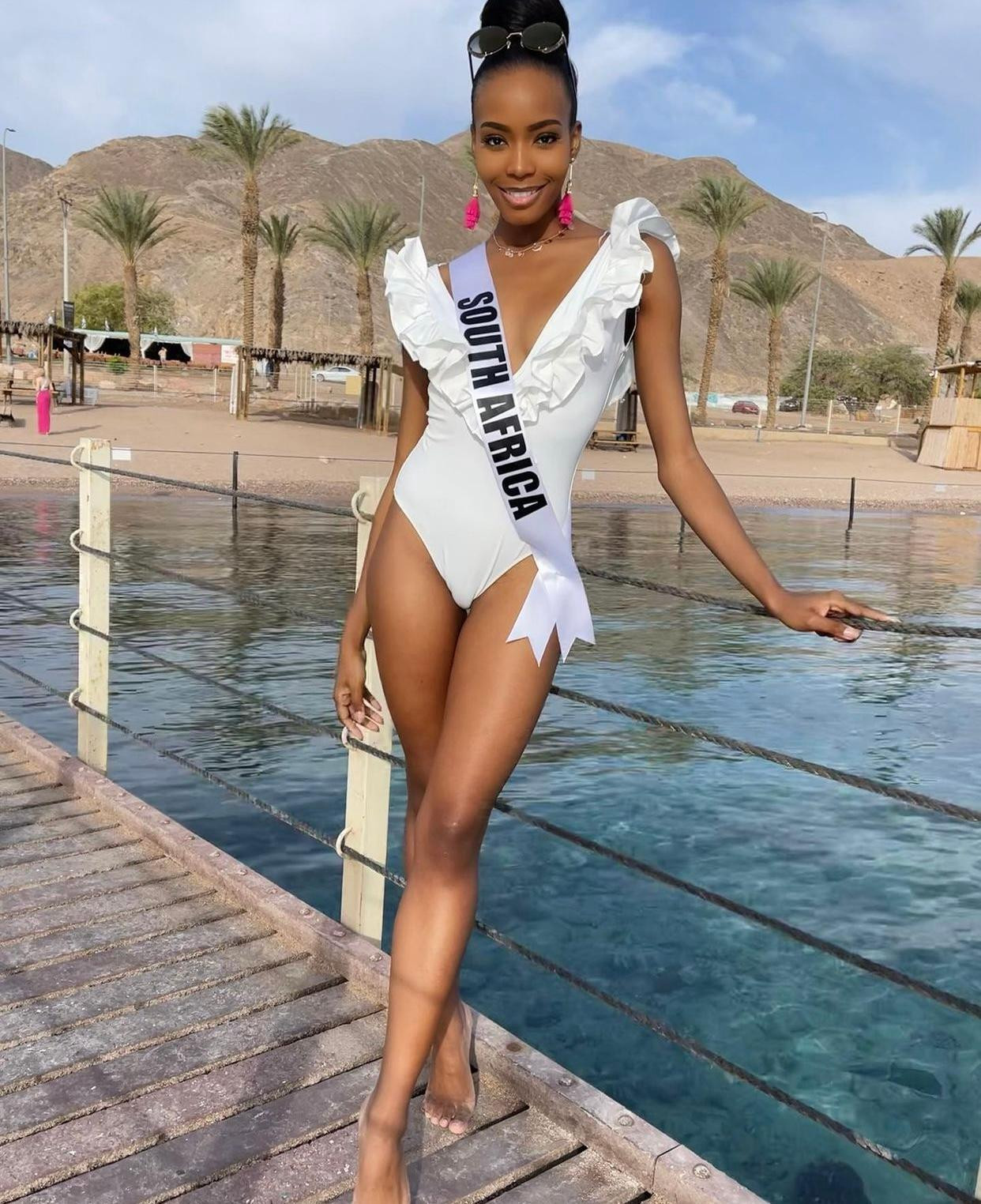 Lalela sinh năm 1997, cô từng đăng quang ngôi vị Hoa hậu Nam Phi 2021 và sau đó đại diện cho quốc gia tham dự cuộc thi Miss Universe 2021. Tuy nhiên, người đẹp lại bị chính người dân nước nhà quay lưng và chính phủ cũng không ủng hộ vì năm đó cuộc thi được tổ chức ở Israel.