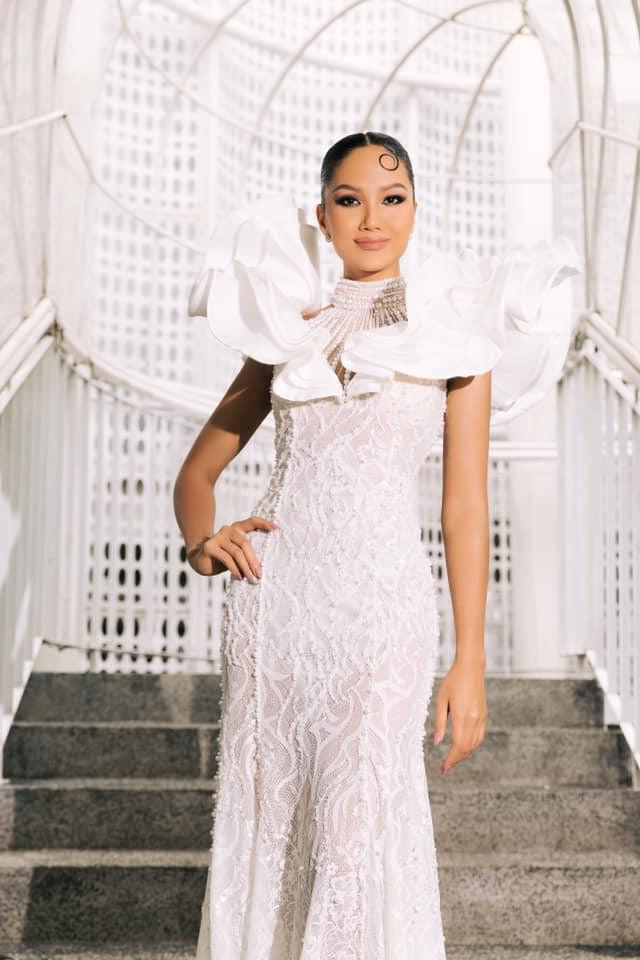 Thiết kế với chi tiết cách điệu ở vai áo mang lại vẻ quyền lực cho người đẹp Ê Đê.