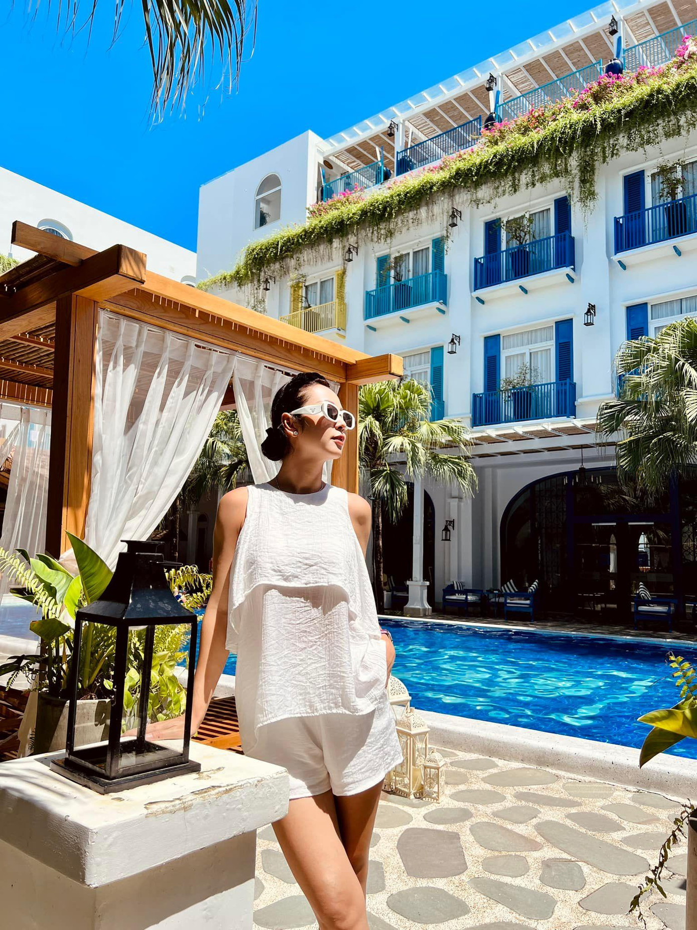 Hoa hậu Jennifer Phạm diện set đồ màu trắng tôn vóc dáng gợi cảm khi đi nghỉ dưỡng.