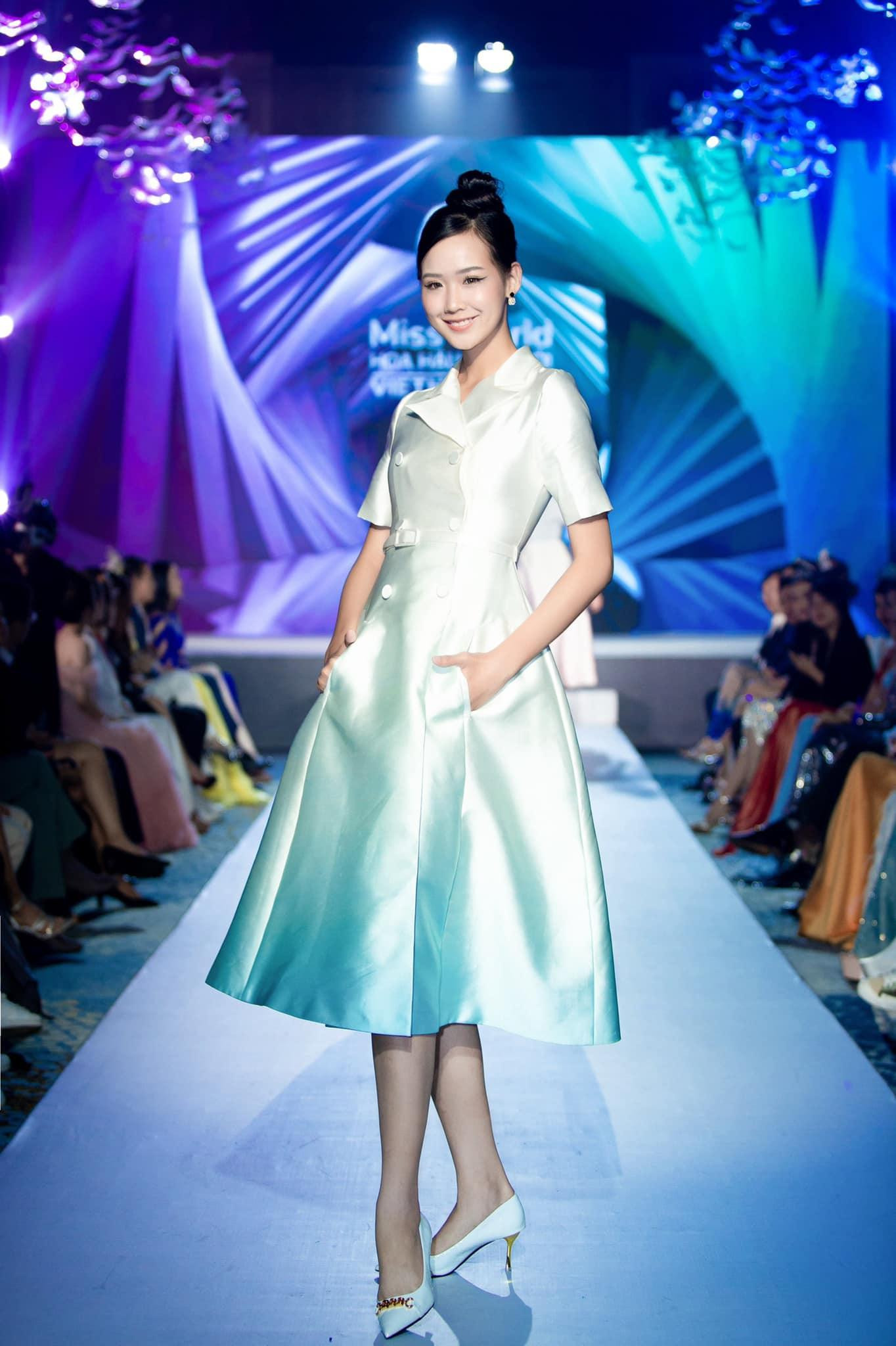 Người đẹp Thời trang Bảo Ngọc duyên dáng với bộ váy cổ sơ-mi kín đáo, thanh lịch.