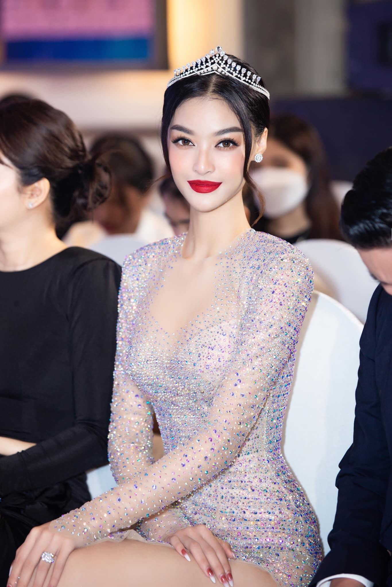 Á hậu Kiều Loan diện bộ váy xuyên thấu, đính đá lấp lánh khoe nhan sắc kiêu kỳ.