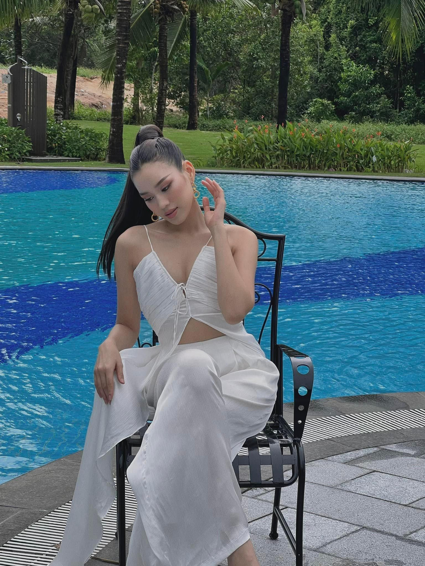 Diện thiết kế tông màu trắng mỏng manh và bay bổng, Hoa hậu Đỗ Thị Hà khoe cơ bụng quyến rũ khiến fans trầm trồ.