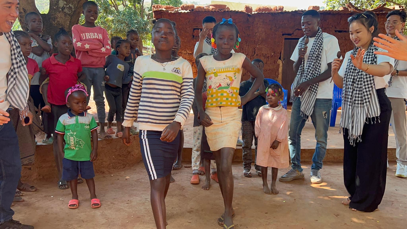 Không những thế, Thùy Tiên và bạn bè của mình còn dạy cho các em nhỏ những kỹ năng đi catwalk, trình diễn trên sân khấu, tạo ra không khí sôi động như một cuộc thi sắc đẹp thực sự đang diễn ra ở bản nghèo xa xôi của châu Phi.