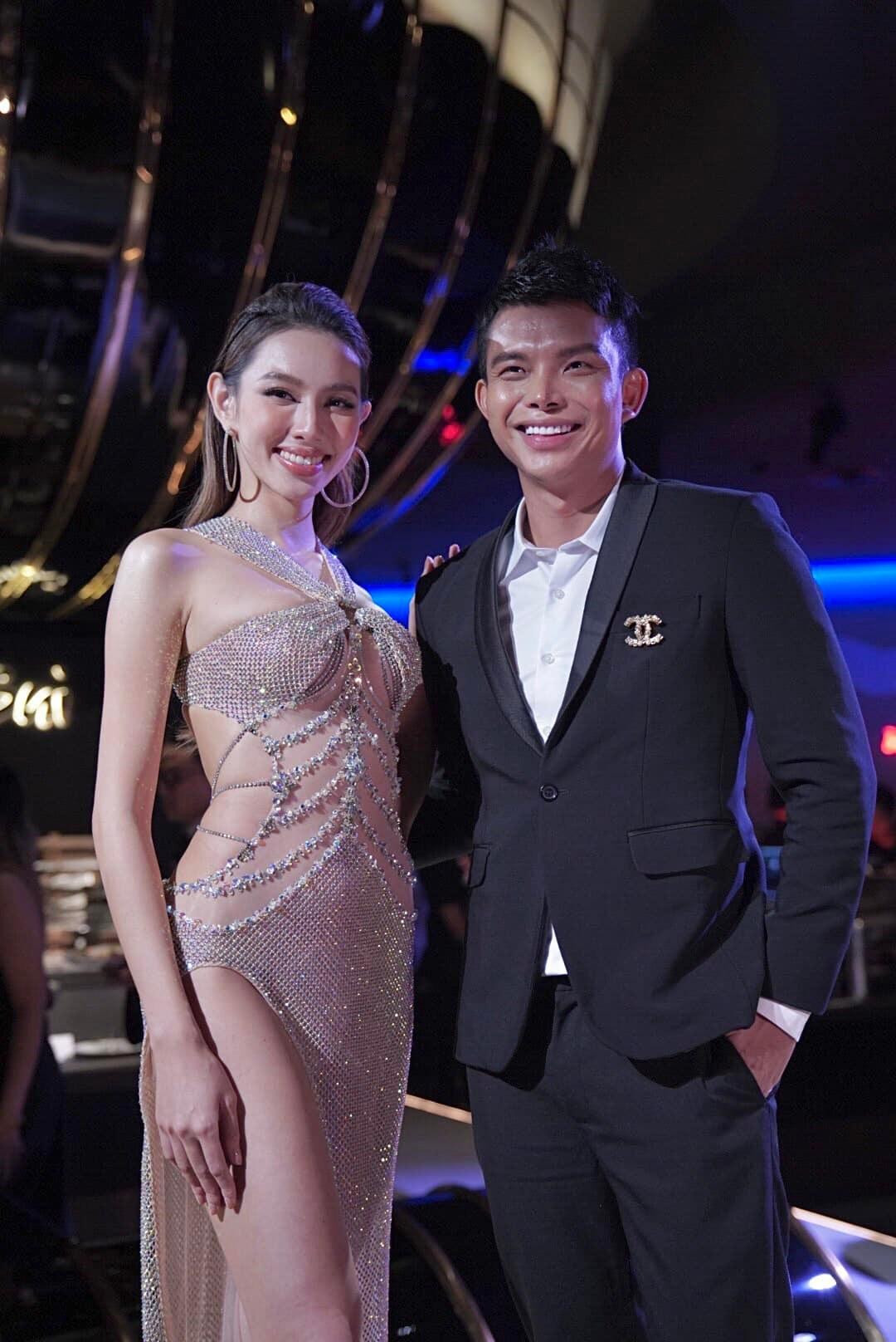 Bộ váy cộp mác thương hiệu "Miss Cut-out" tôn lên trọn vẹn nhan sắc hiện đại và nóng bỏng của Thùy Tiên.