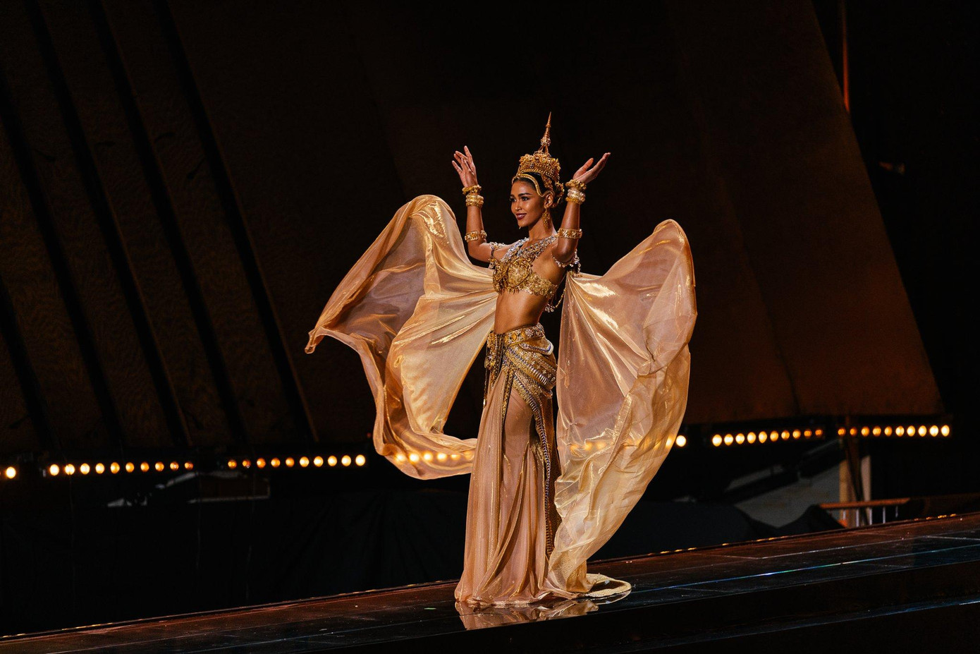 Đại diện Thái Lan với bộ trang phục đẹp mắt.