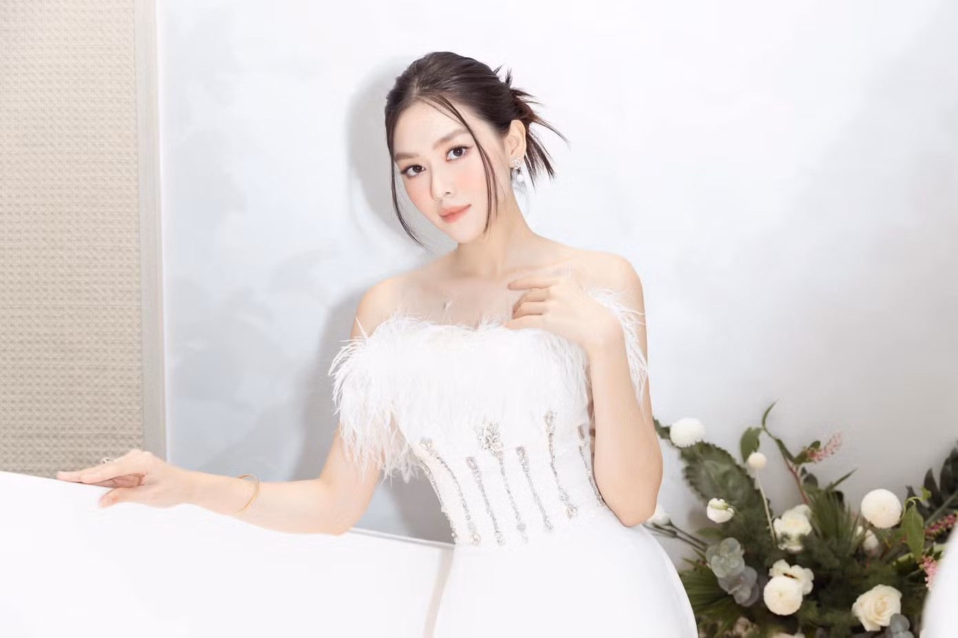 Á hậu Tường San đẹp tựa nàng thiên nga trắng với váy lông vũ trắng muốt.