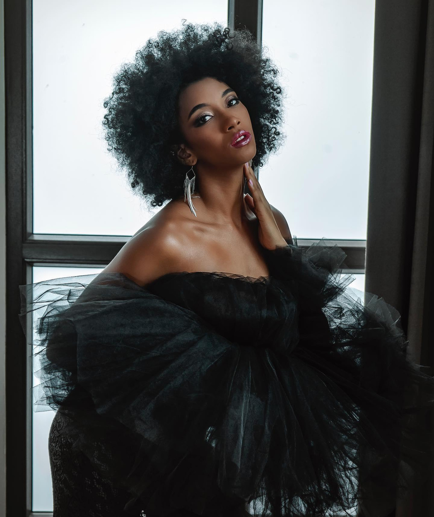 Saira là một sinh viên ngành y, người mẫu và vũ công.