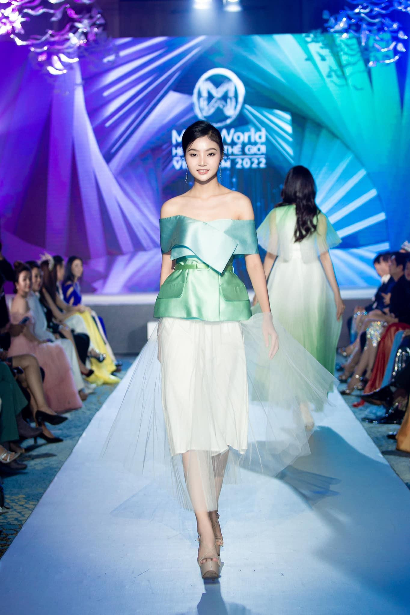 Các thí sinh khoe nhan sắc yêu kiều trên sân khấu của buổi họp báo, nhận được sự cổ vũ của khán giả với vẻ ngọt ngào, duyên dáng.