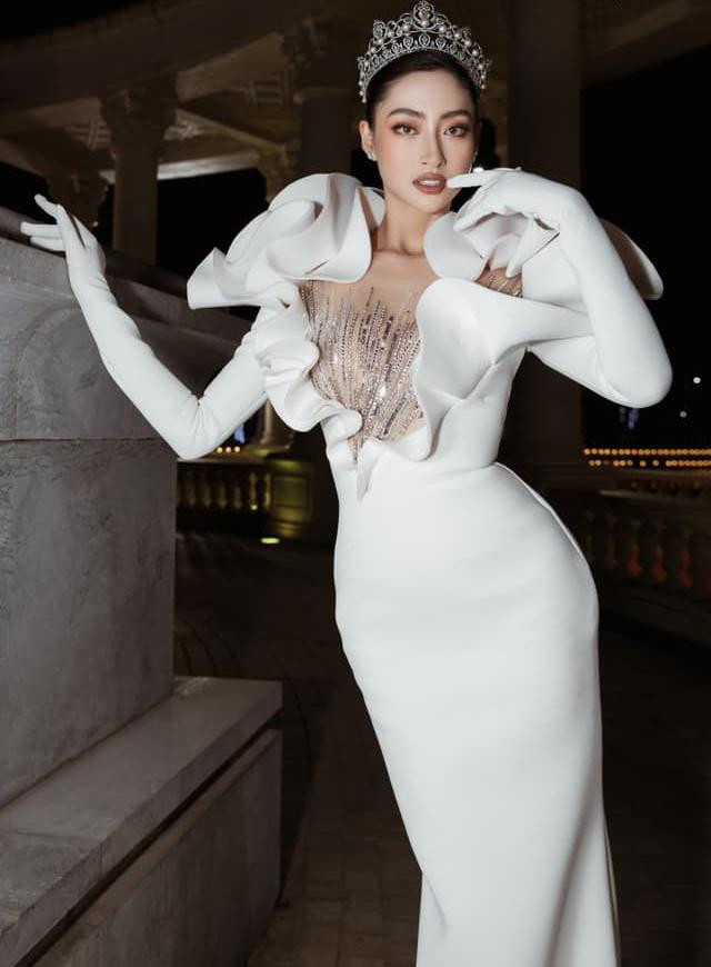 Thần thái kiêu sa, lạnh lùng của Lương Thuỳ Linh khiến nhiều người ví von tạo hình của cô giống với 'nữ hoàng băng giá'. Thần thái kiêu sa, lạnh lùng của Lương Thuỳ Linh khiến nhiều người ví von tạo hình của cô giống với 'nữ hoàng băng giá'.