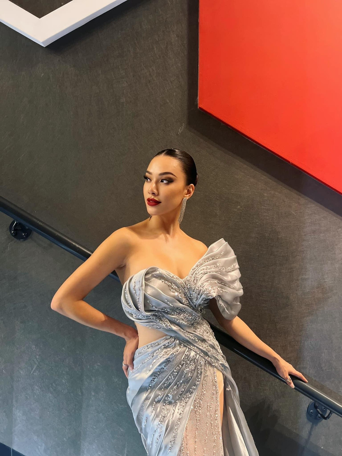 Kim Duyên trong phần thi Miss Elegance.