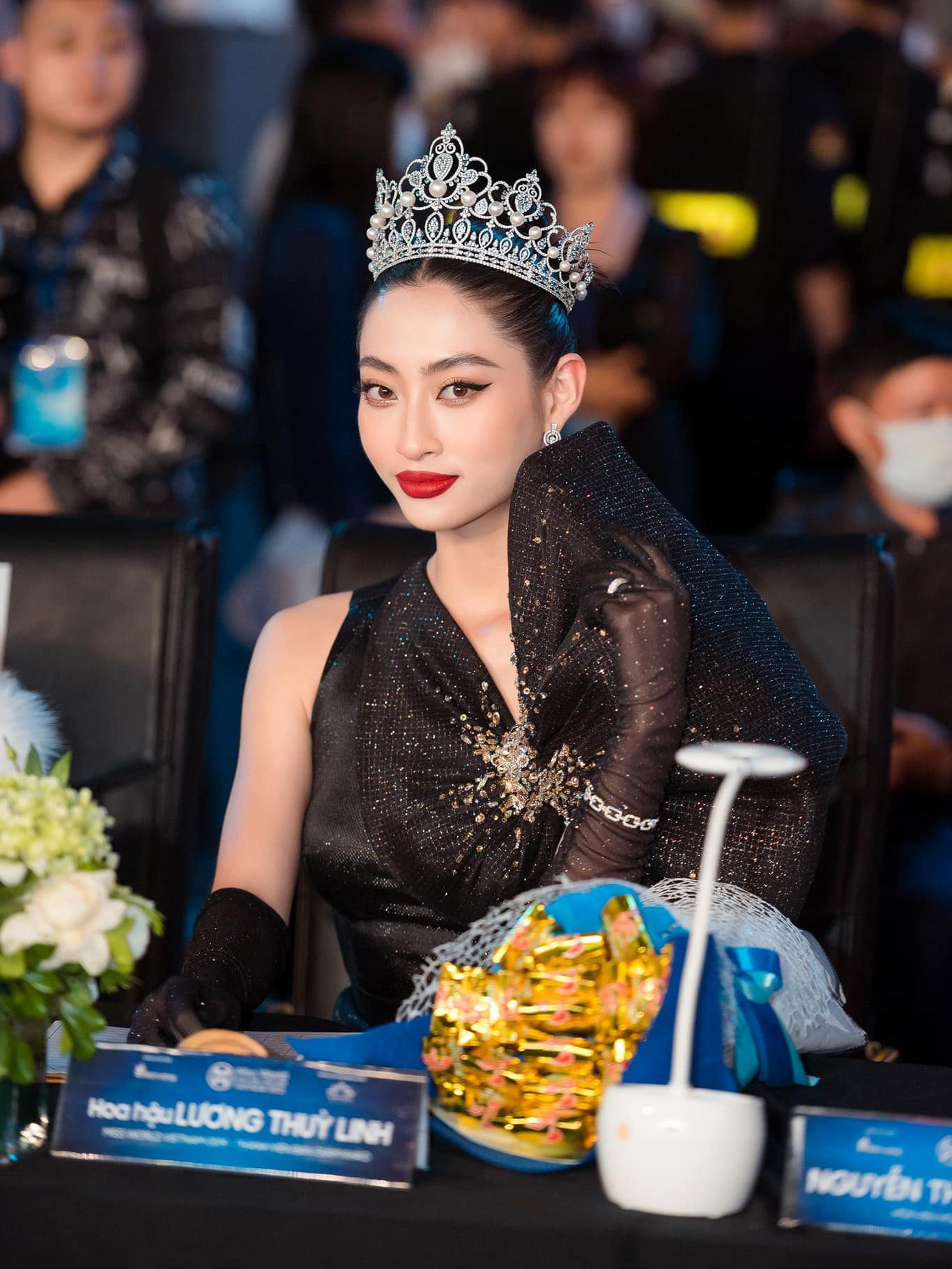 Những bộ váy tạo khối dáng phồng độc đáo luôn khiến cho Lương Thùy Linh lộng lẫy và kiêu sa mỗi khi ngồi trên ghế nóng. Những bộ váy tạo khối dáng phồng độc đáo luôn khiến cho Lương Thùy Linh lộng lẫy và kiêu sa mỗi khi ngồi trên ghế nóng.