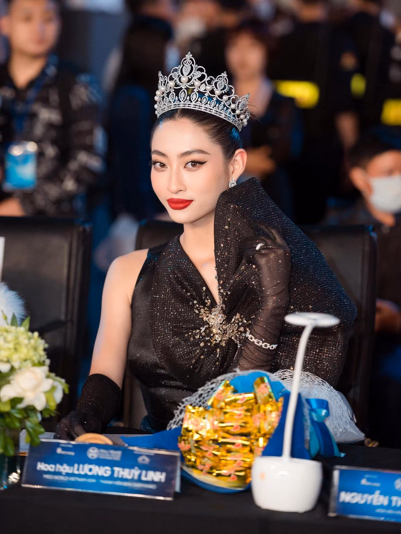 Những bộ váy tạo khối dáng phồng độc đáo luôn khiến cho Lương Thùy Linh lộng lẫy và kiêu sa mỗi khi ngồi trên ghế nóng.