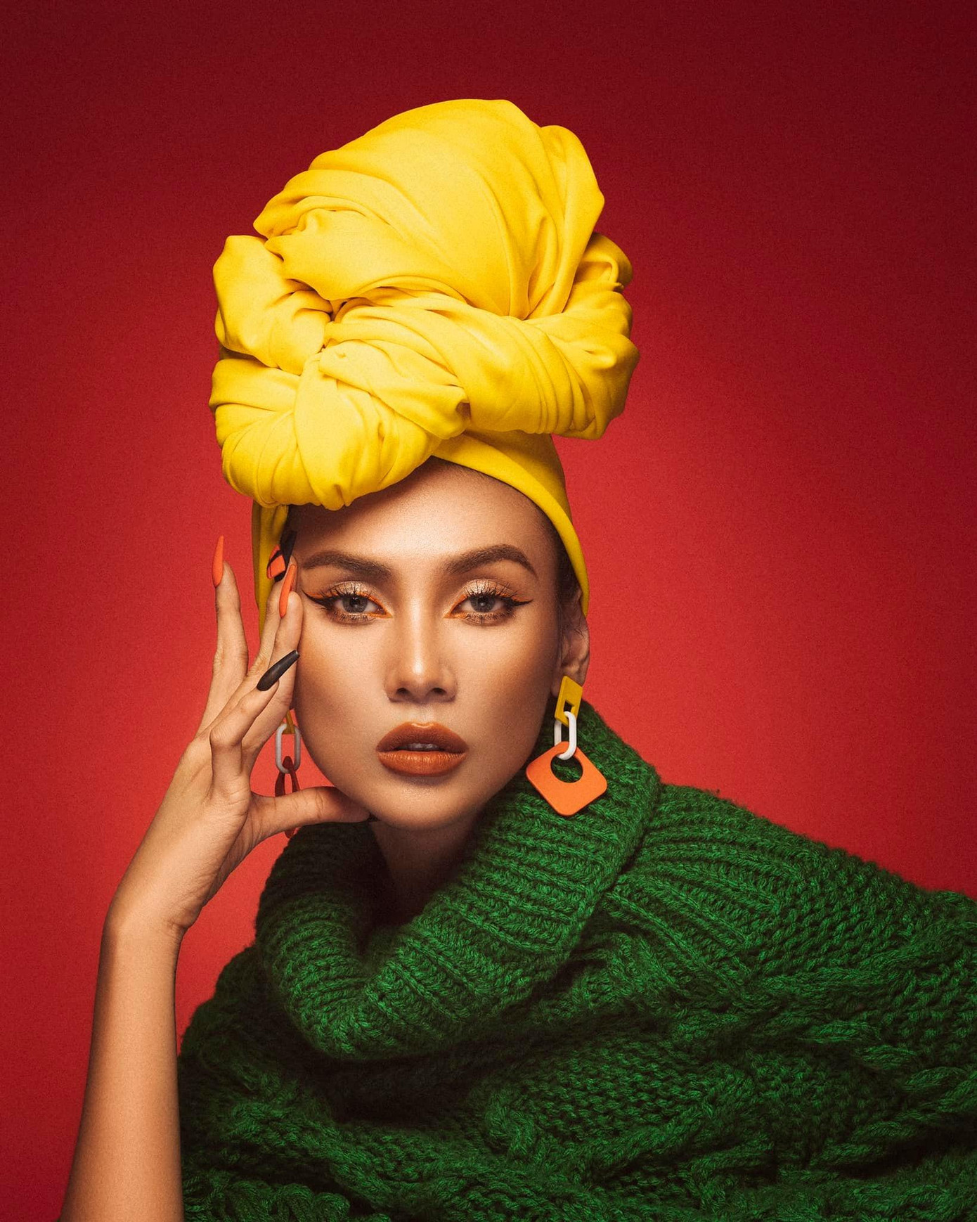 Siêu mẫu, Á hậu Võ Hoàng Yến ấn tượng với phong cách trang điểm và những phụ kiện độc đáo. Siêu mẫu, Á hậu Võ Hoàng Yến ấn tượng với phong cách trang điểm và những phụ kiện độc đáo.