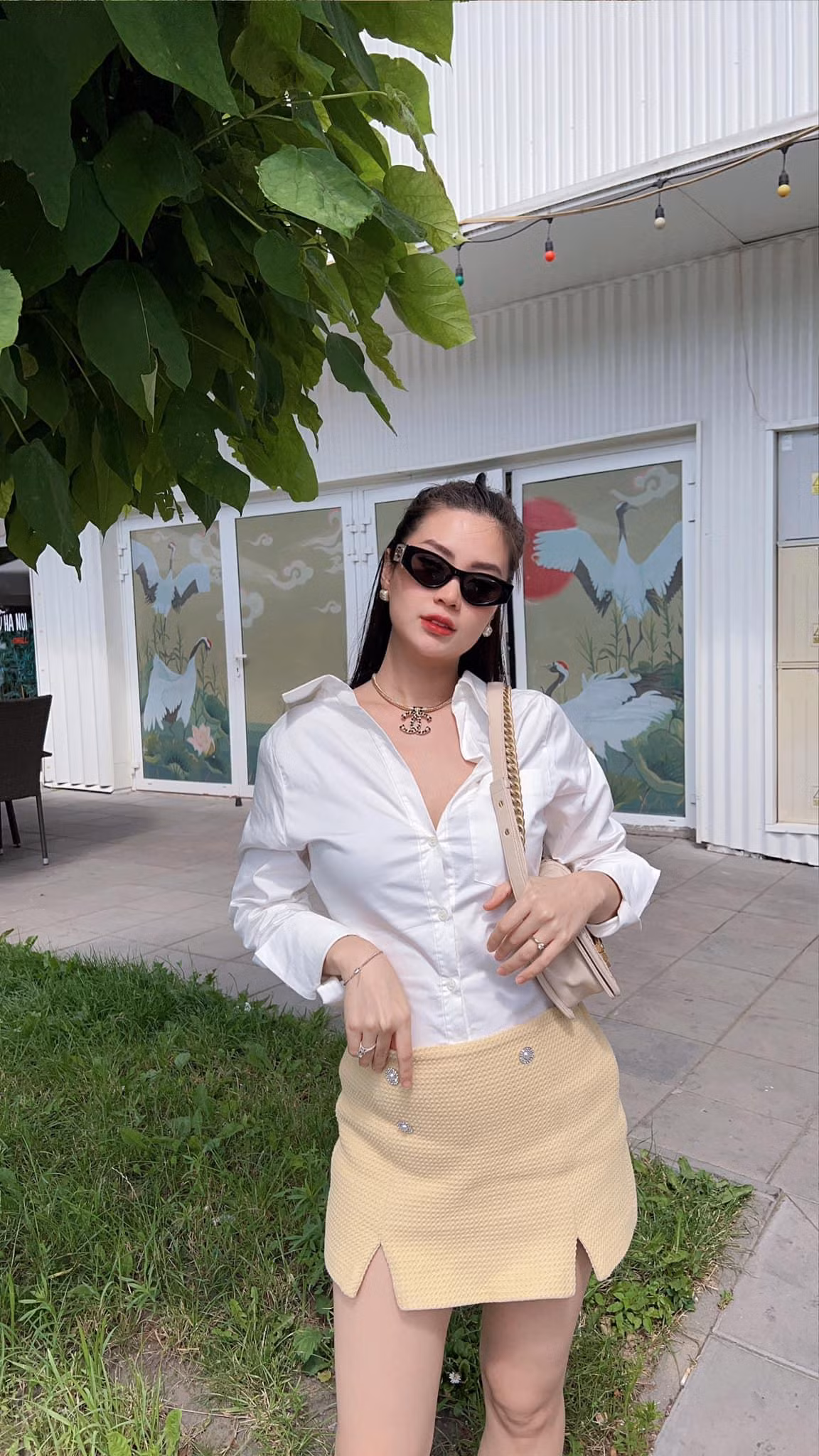 Á hậu Diễm Trang khoe dáng kiêu sa với set đồ thanh lịch, trẻ trung.