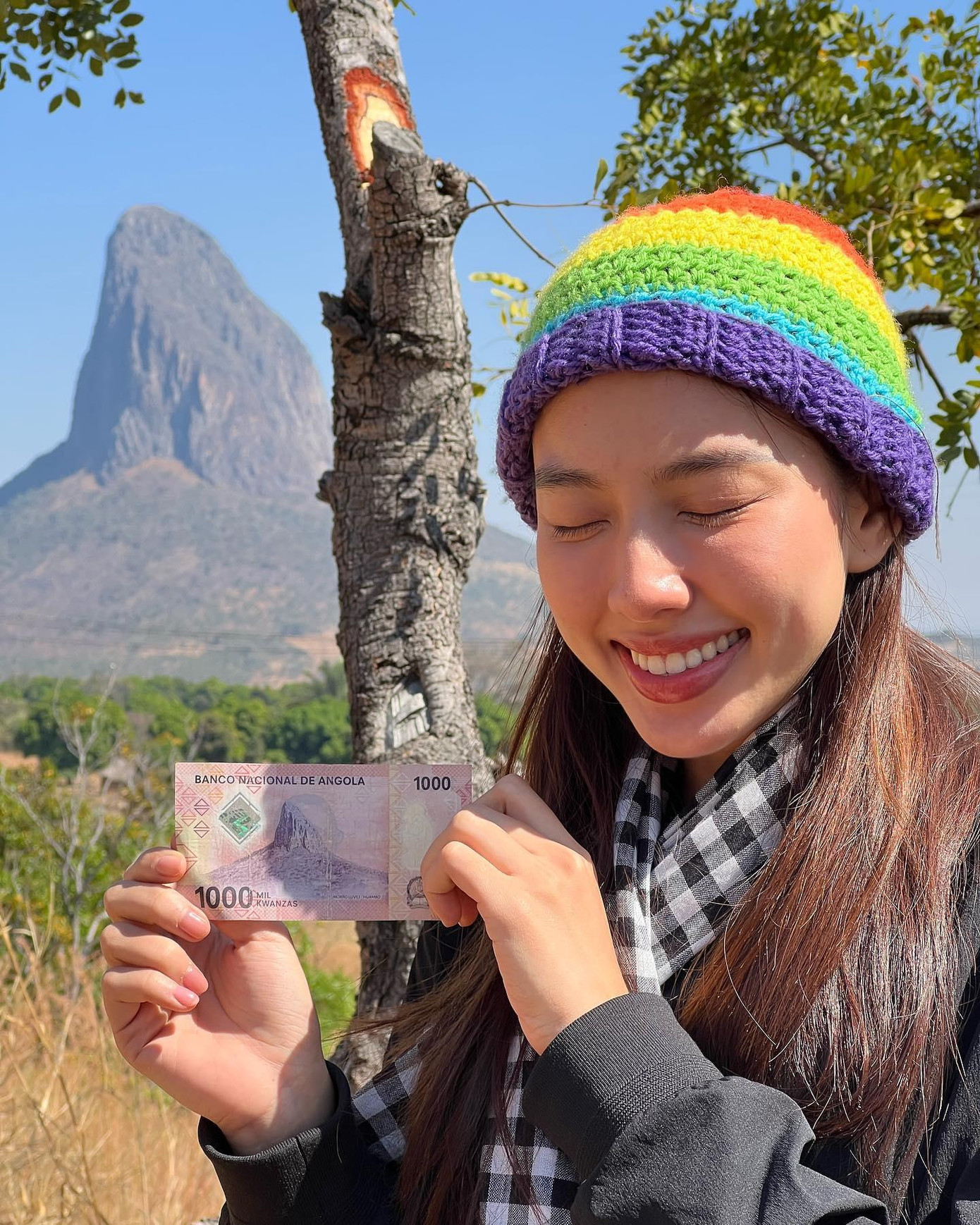 Chiếc khăn rằn được Thùy Tiên sử dụng thường xuyên trong chuyến đi từ thiện ở châu Phi như tượng trưng cho sự thật thà và tấm lòng nhân ái của người dân Việt. Chiếc khăn rằn được Thùy Tiên sử dụng thường xuyên trong chuyến đi từ thiện ở châu Phi như tượng trưng cho sự thật thà và tấm lòng nhân ái của người dân Việt.