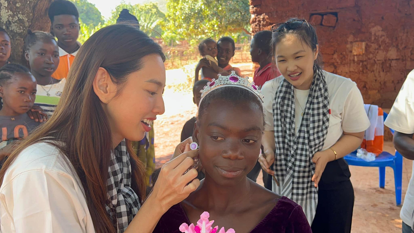 Trong chuyến từ thiện của mình, Hoa hậu Thùy Tiên đã tổ chức nhiều hoạt động vui chơi để giao lưu với các em nhỏ tại đây, mang lại cho chúng những tiếng cười sảng khoái và những món quà tinh thần ý nghĩa.