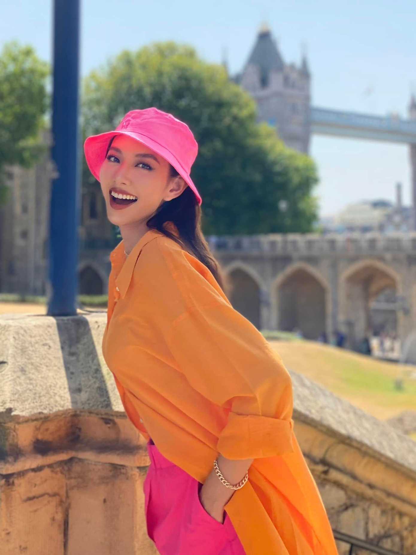 Người đẹp diện set đồ có tông màu rực rỡ theo phong cách color block, nổi bật trên đường phố Anh.