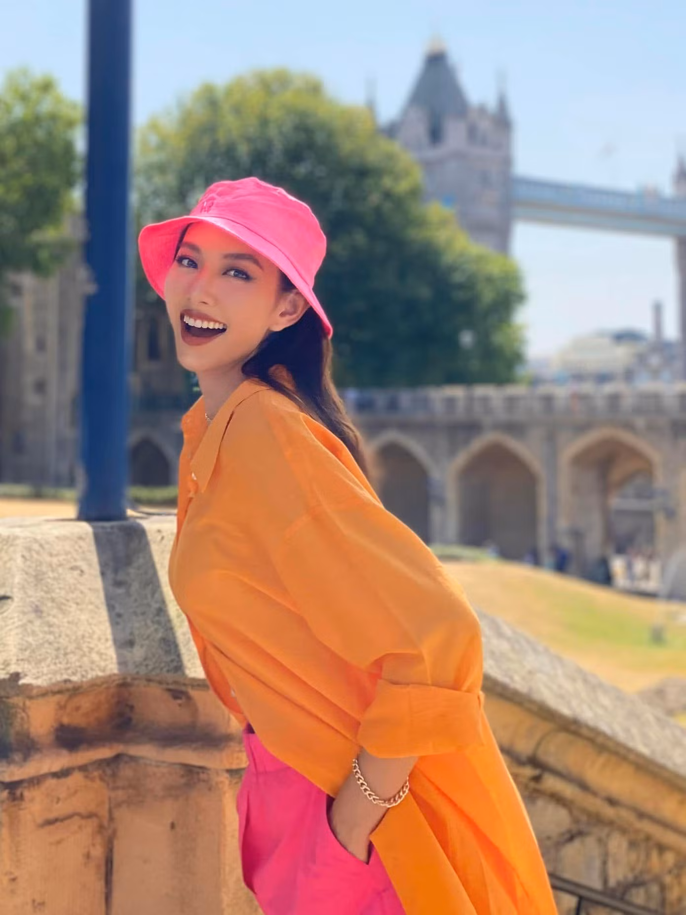 Người đẹp diện set đồ có tông màu rực rỡ theo phong cách color block, nổi bật trên đường phố Anh.