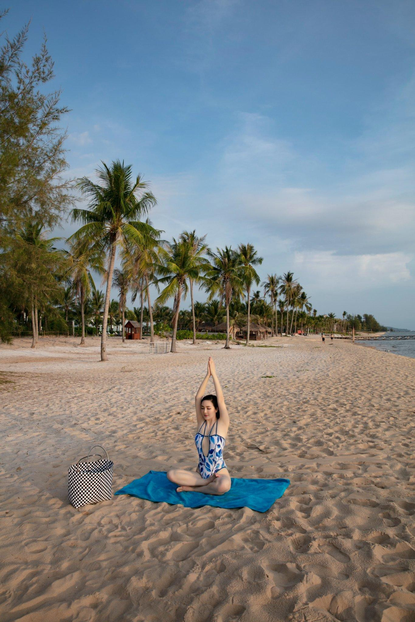 Giáng My khoe vẻ quyến rũ khi tập yoga trên biển. Thiết kế cut-out táo bạo ở vòng 1 giúp tôn lên nhan sắc nuột nà và nóng bỏng của Giáng My.