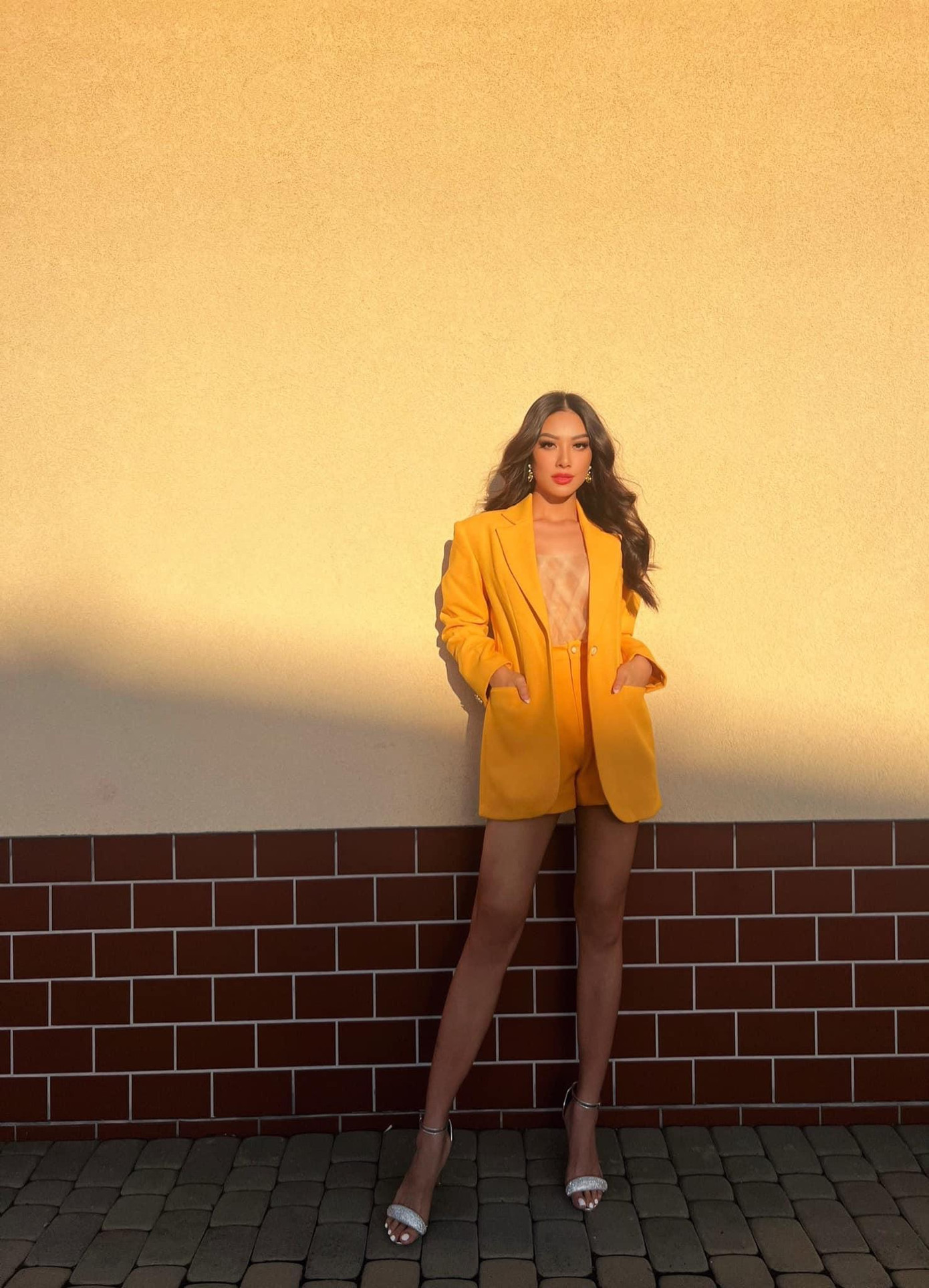 Á hậu Kim Duyên khoe dáng ở Ba Lan với bộ suit tông màu vàng nổi bật.