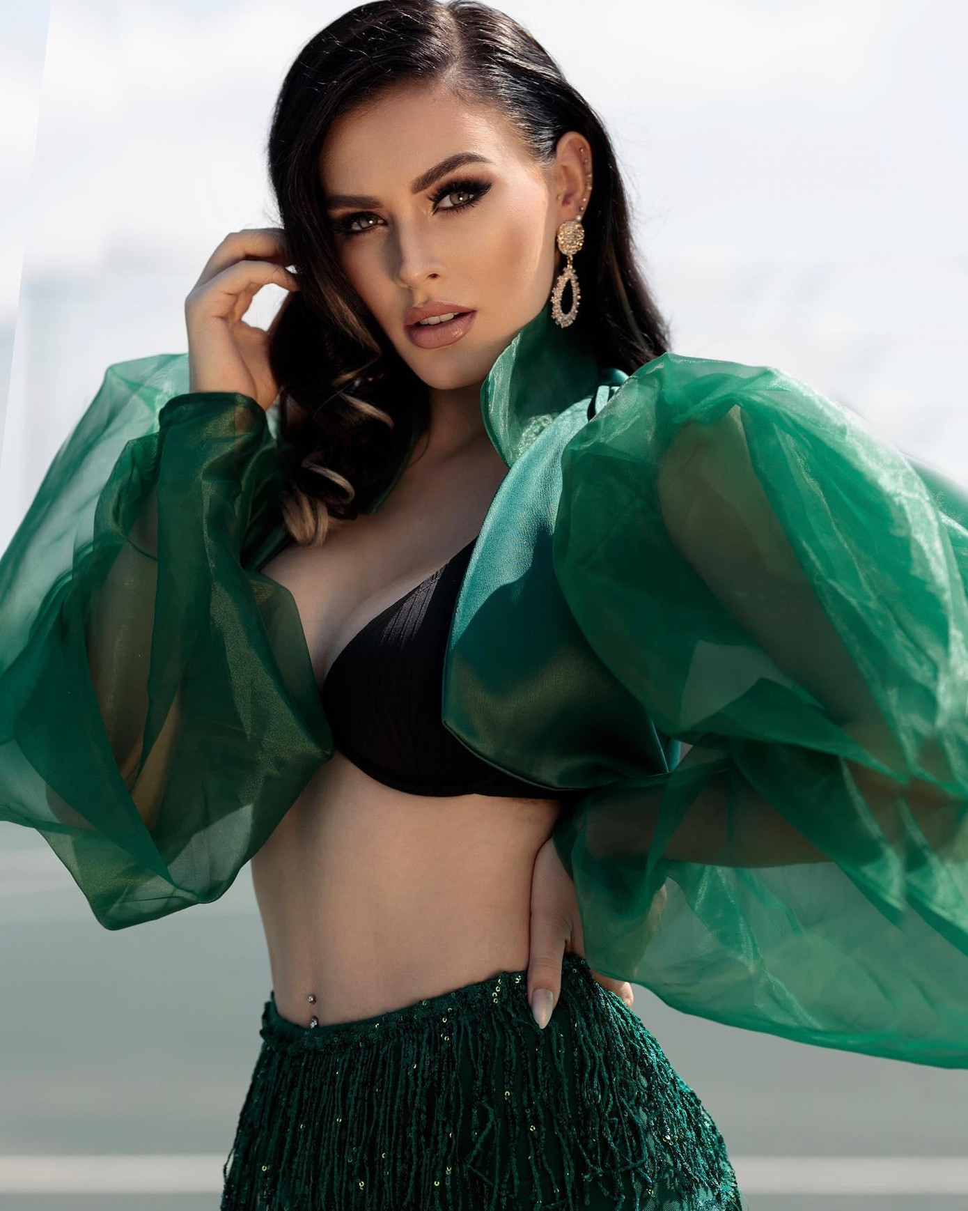 Tân Hoa hậu năm nay 22 tuổi, sở hữu chiều cao ấn tượng 1m79 và nhan sắc cá tính, quyến rũ.