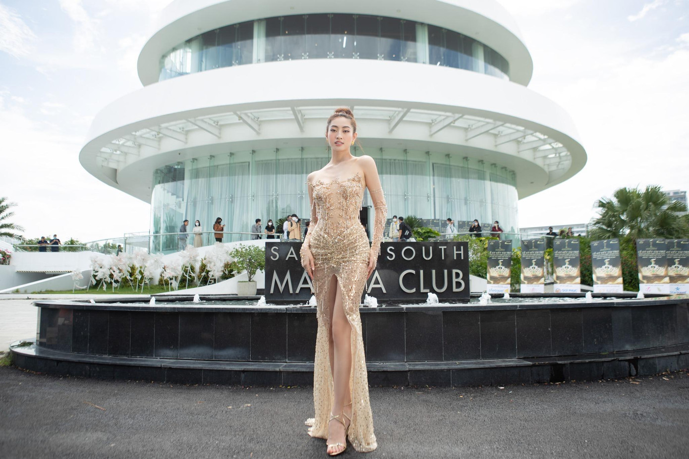 Bộ trang phục còn có cả đôi găng tay được đính kết cầu kỳ, ton-sur-ton mang lại vẻ sang trọng cho Lương Thùy Linh.