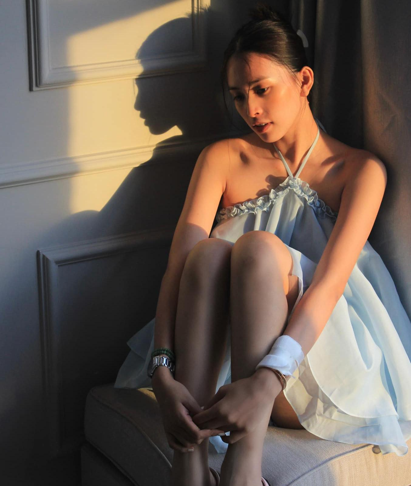 Hoa hậu Tiểu Vy đẹp như nàng thơ với bộ váy cổ yếm màu xanh pastel khoe vai gầy. Hoa hậu Tiểu Vy đẹp như nàng thơ với bộ váy cổ yếm màu xanh pastel khoe vai gầy.