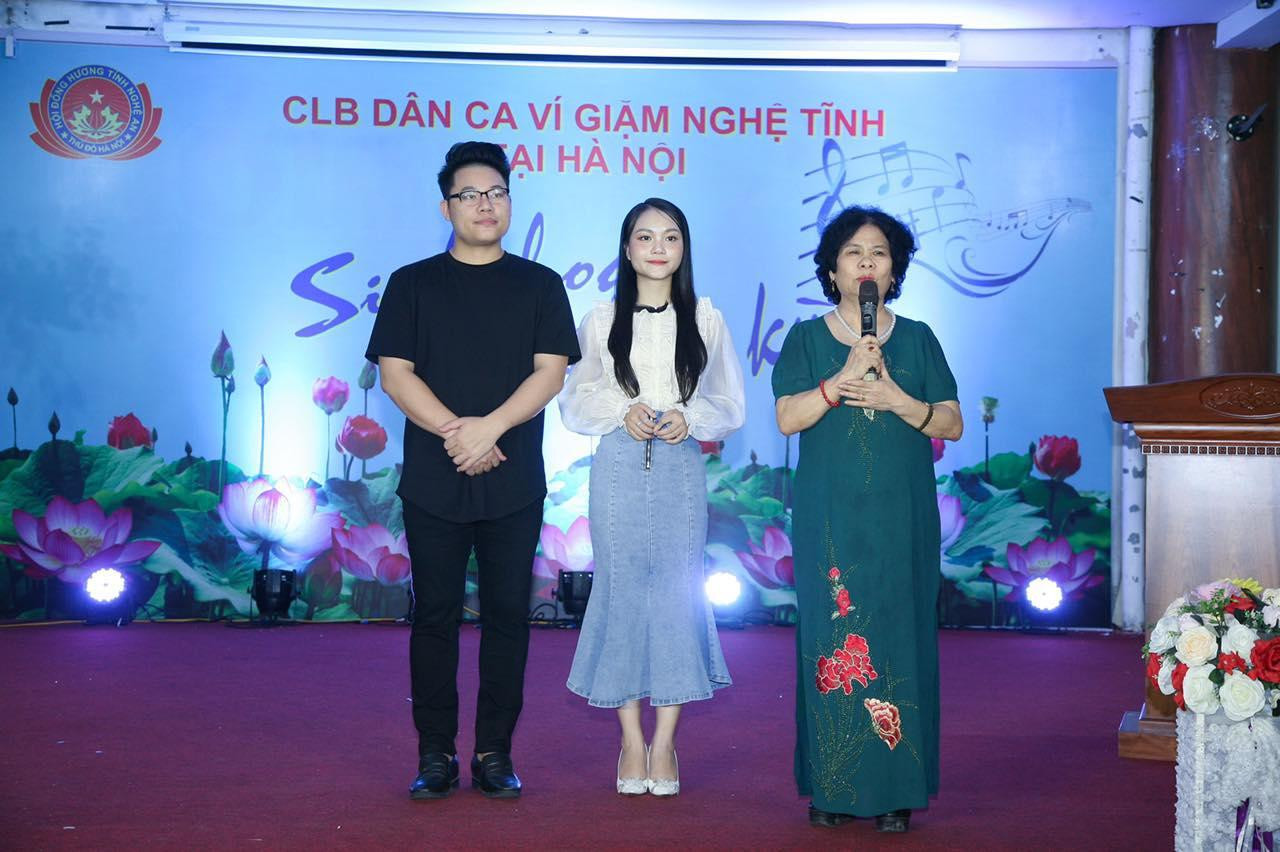 Lãnh đạo Câu lạc bộ dân ca ví giặm Nghệ Tĩnh tại Hà Nội chụp ảnh cùng các nghệ sỹ trẻ tài năng.