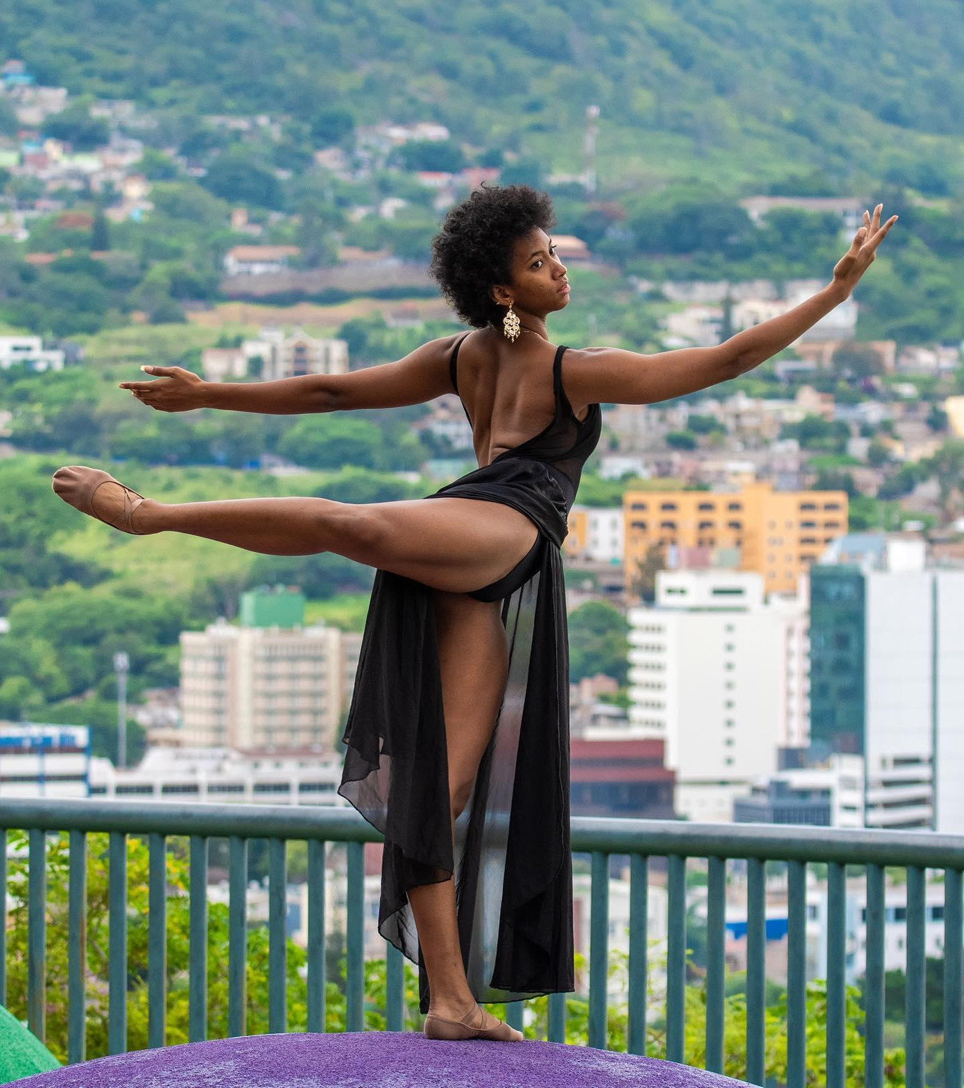 Do tập múa từ nhỏ nên người đẹp sở hữu cơ thể khá săn chắc.