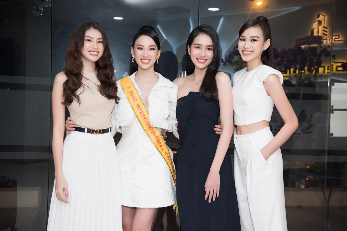 Không chỉ là khi tham dự các sự kiện lớn mà ngay ở các hoạt động ngoài đời thường, ba nàng hậu cũng rất chỉn chu và có sự thống nhất cũng như chuyên nghiệp trong cách chọn trang phục.