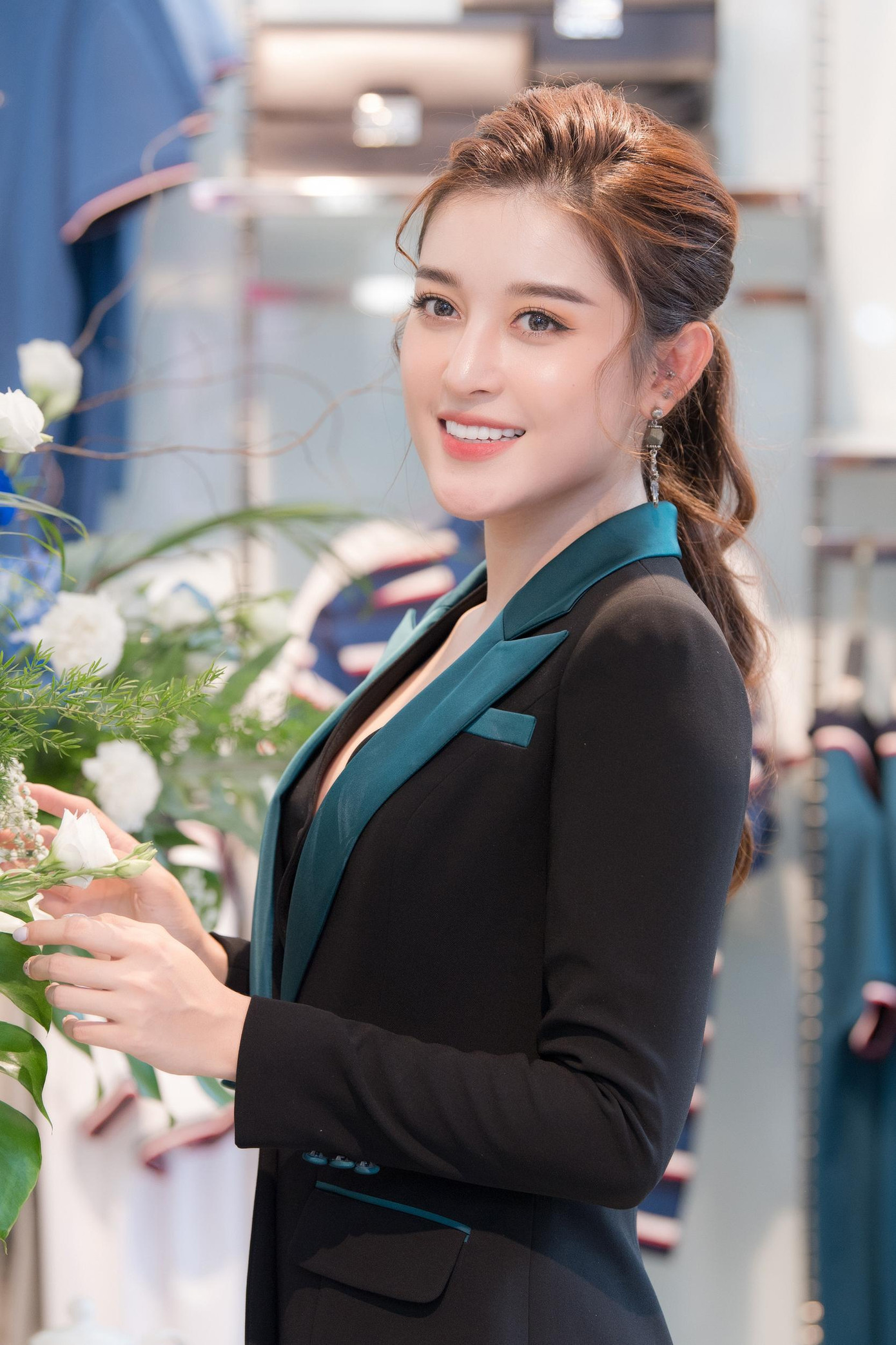 Á hậu Huyền My khoe nhan sắc thanh lịch, duyên dáng với phong cách menswear. Á hậu Huyền My khoe nhan sắc thanh lịch, duyên dáng với phong cách menswear.