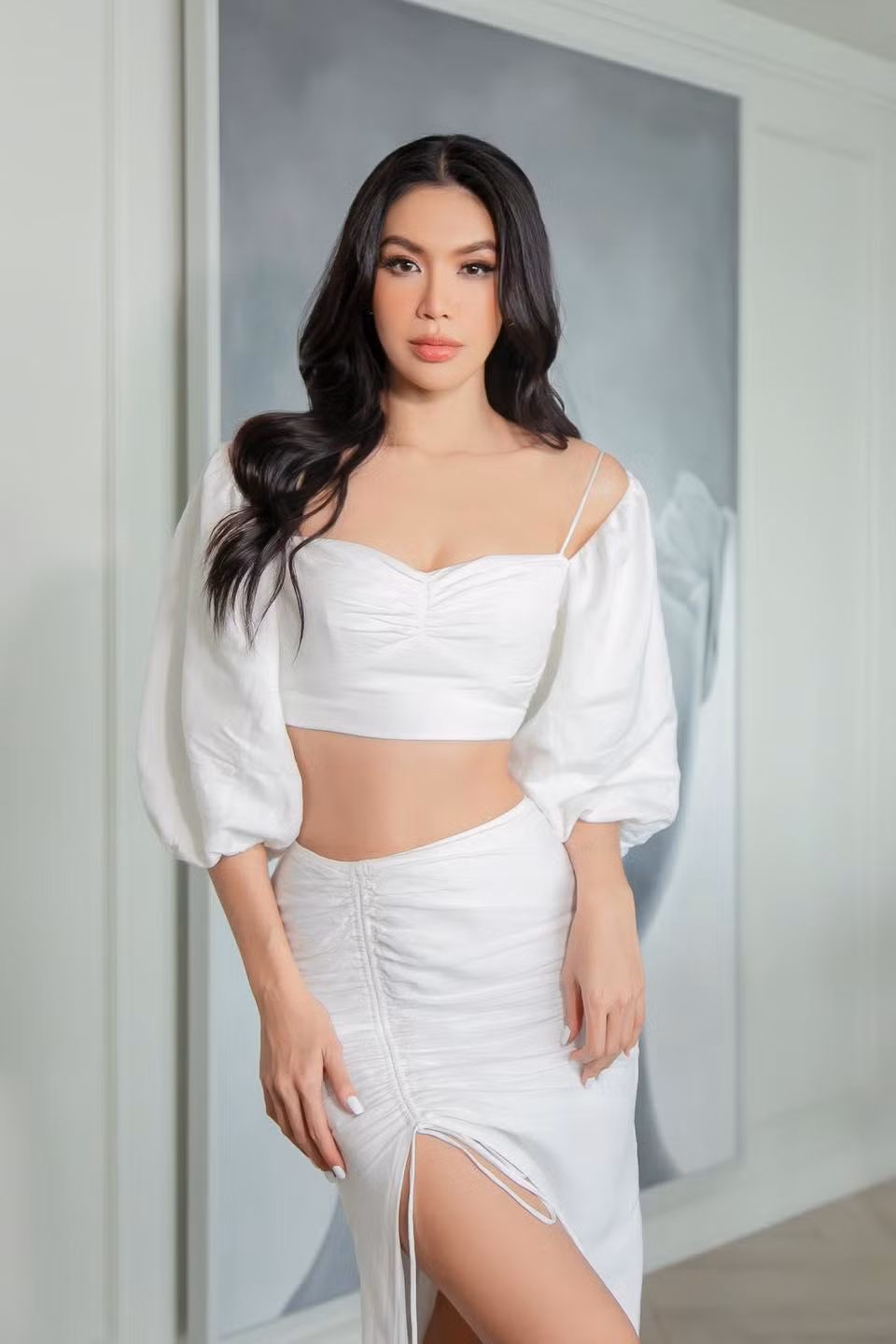 Siêu mẫu Minh Tú mặc set đồ trắng khoe trọn vòng eo 'con kiến' quyến rũ.