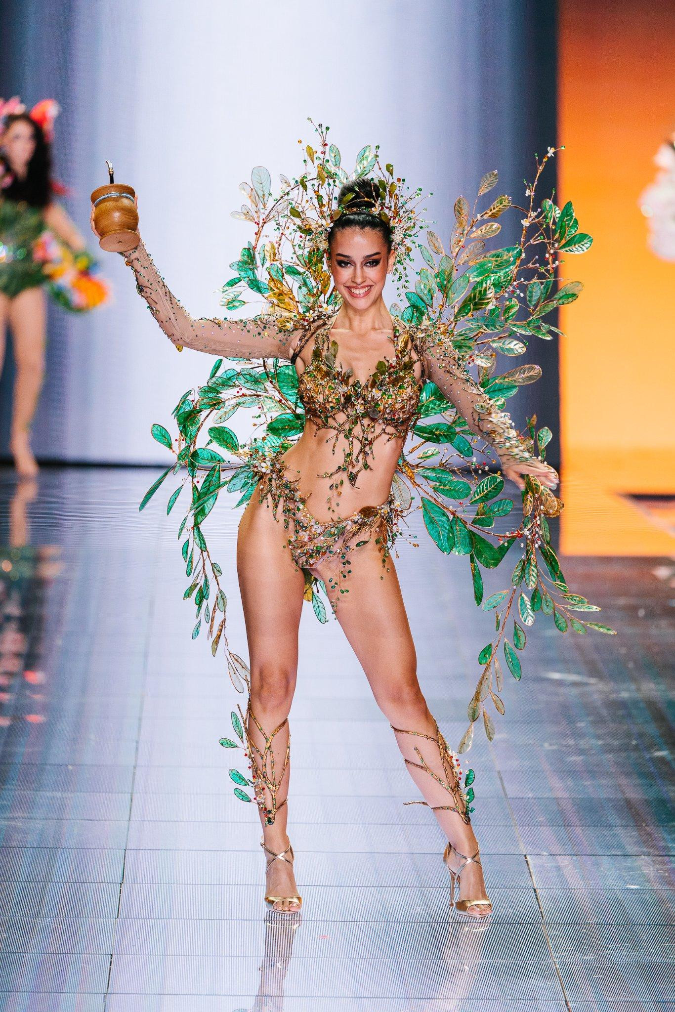 Đại diện Argentina hoá thành nữ thần rừng nóng bỏng.