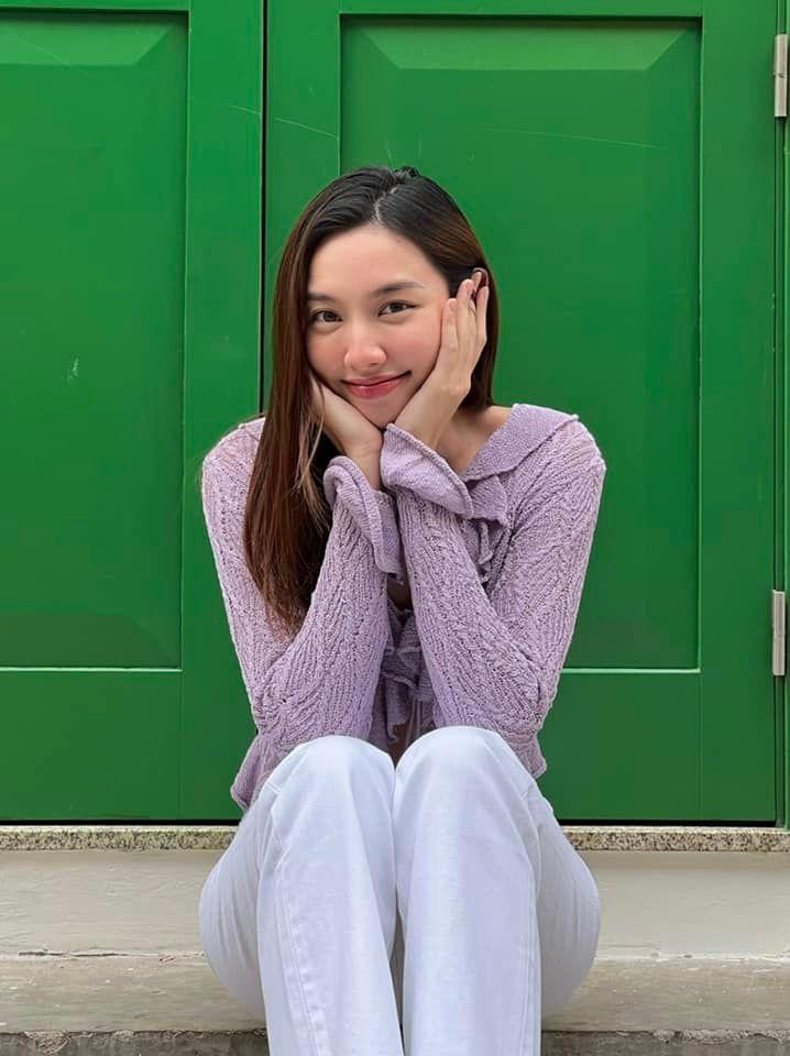 Trước đó trong chuyến công tác ở Angola, Thùy Tiên cũng diện trang phục rất giản dị. Trước đó trong chuyến công tác ở Angola, Thùy Tiên cũng diện trang phục rất giản dị.