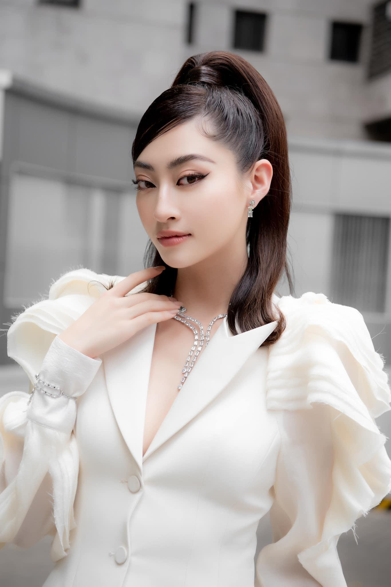 Chi tiết tạo khối 3D cầu kỳ mang lại nét đẹp thời trang cực kỳ phá cách cho Lương Thùy Linh. Chi tiết tạo khối 3D cầu kỳ mang lại nét đẹp thời trang cực kỳ phá cách cho Lương Thùy Linh.