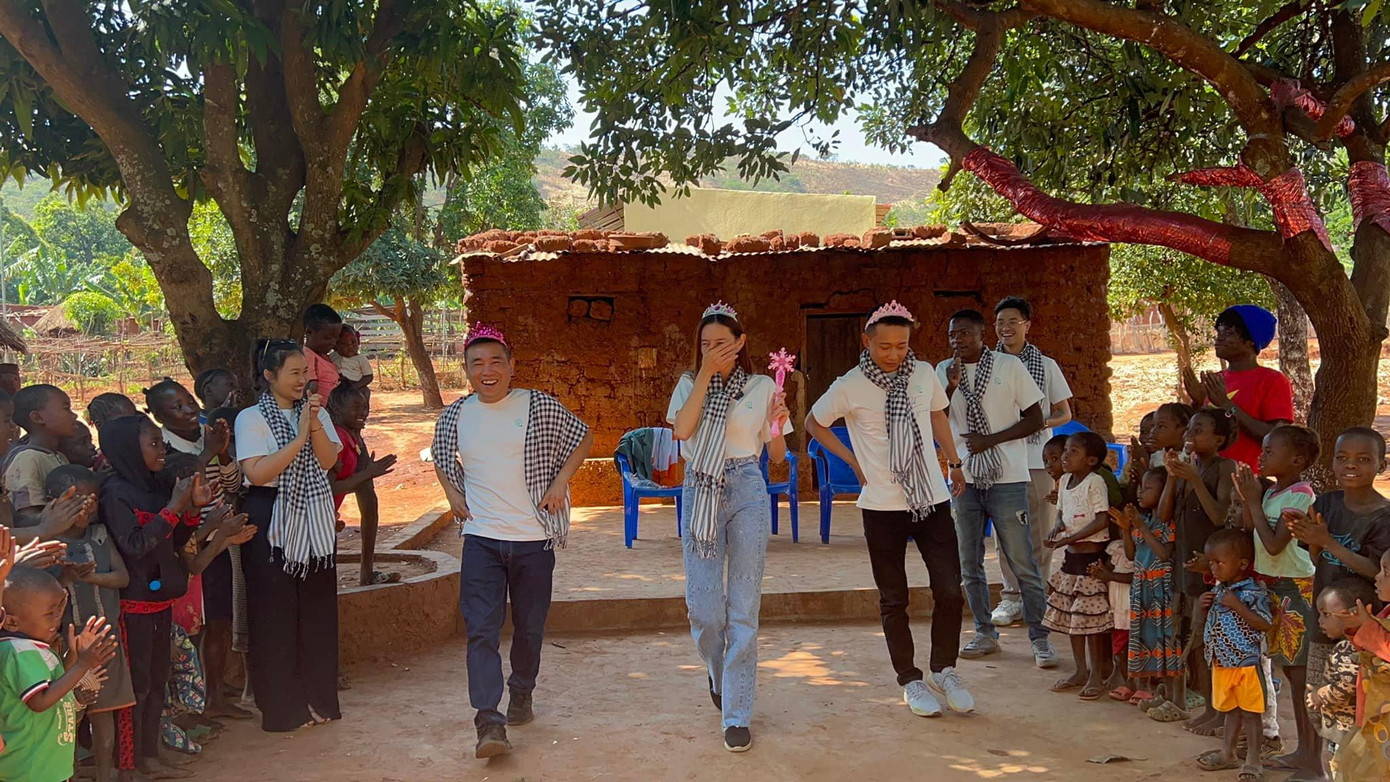 Đặc biệt Thùy Tiên cũng tái hiện lại khoảnh khắc đăng quang của mình cùng với những chiếc vương miện và quyền trượng bằng nhựa có màu sắc rất dễ thương.