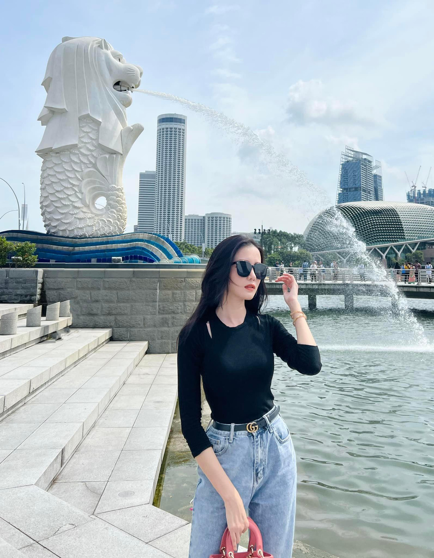 Hoa khôi Cần Thơ Thuý Vi khoe dáng ở Singapore. Hoa khôi Cần Thơ Thuý Vi khoe dáng ở Singapore.