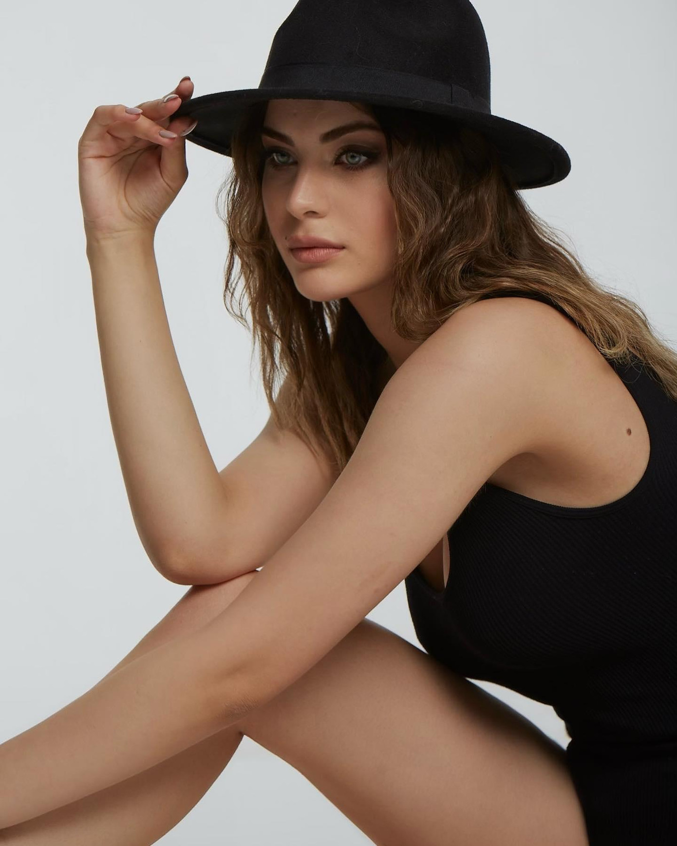 Hiện tại, cô đang theo học chuyên ngành kỹ sư công nghiệp tại trường đại học Beykent Üniversitesi ở Istanbul.