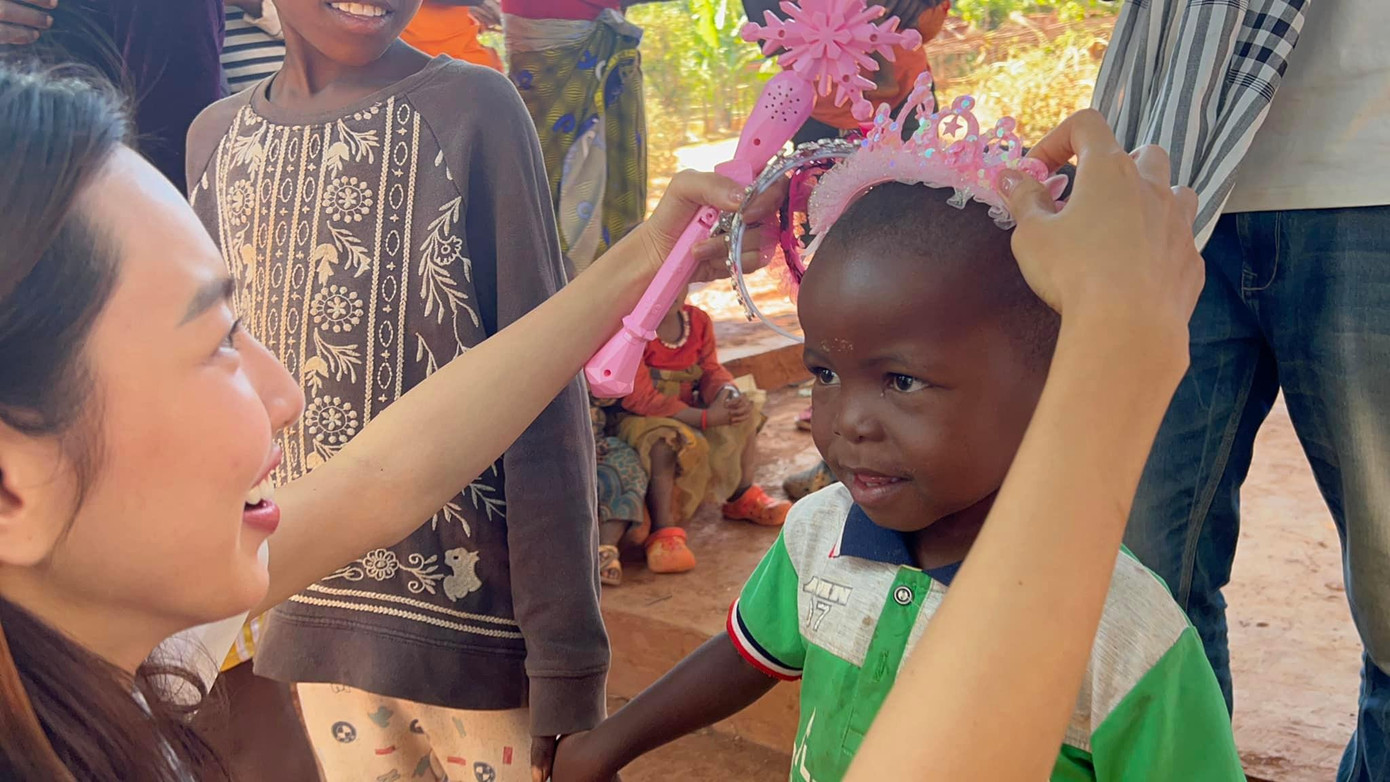 Thùy Tiên đã mang theo những chiếc vương miện và quyền trượng bằng nhựa để tặng cho các trẻ em nghèo ở bản Zamba.