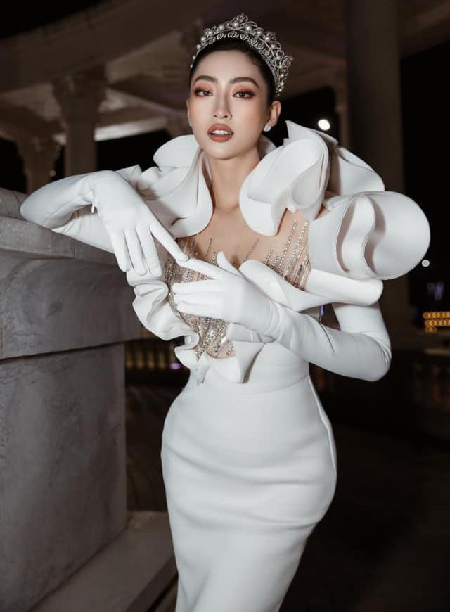 Bộ váy với kiểu dáng cầu kỳ tôn lên nhan sắc lộng lẫy và kiêu sa của đương kim Miss World Vietnam 2019. Với chiếc vương miện đắt giá trên đầu, nhan sắc của nàng hậu gốc Cao Bằng càng thêm 'thăng hạng'. Bộ váy với kiểu dáng cầu kỳ tôn lên nhan sắc lộng lẫy và kiêu sa của đương kim Miss World Vietnam 2019. Với chiếc vương miện đắt giá trên đầu, nhan sắc của nàng hậu gốc Cao Bằng càng thêm 'thăng hạng'.