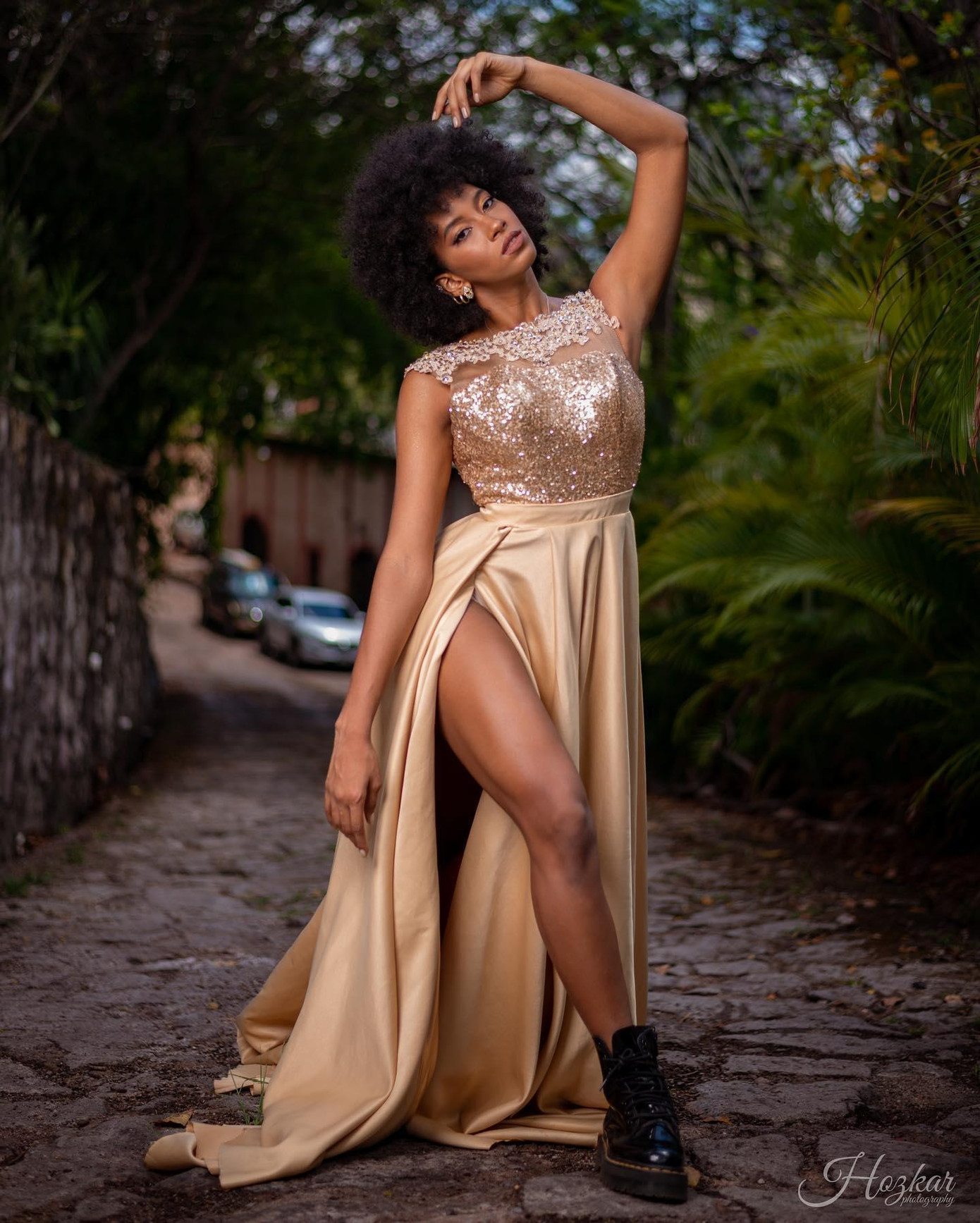 Saira Cacho còn nổi bật khi sở hữu mái tóc xù cá tính và hoang dại.