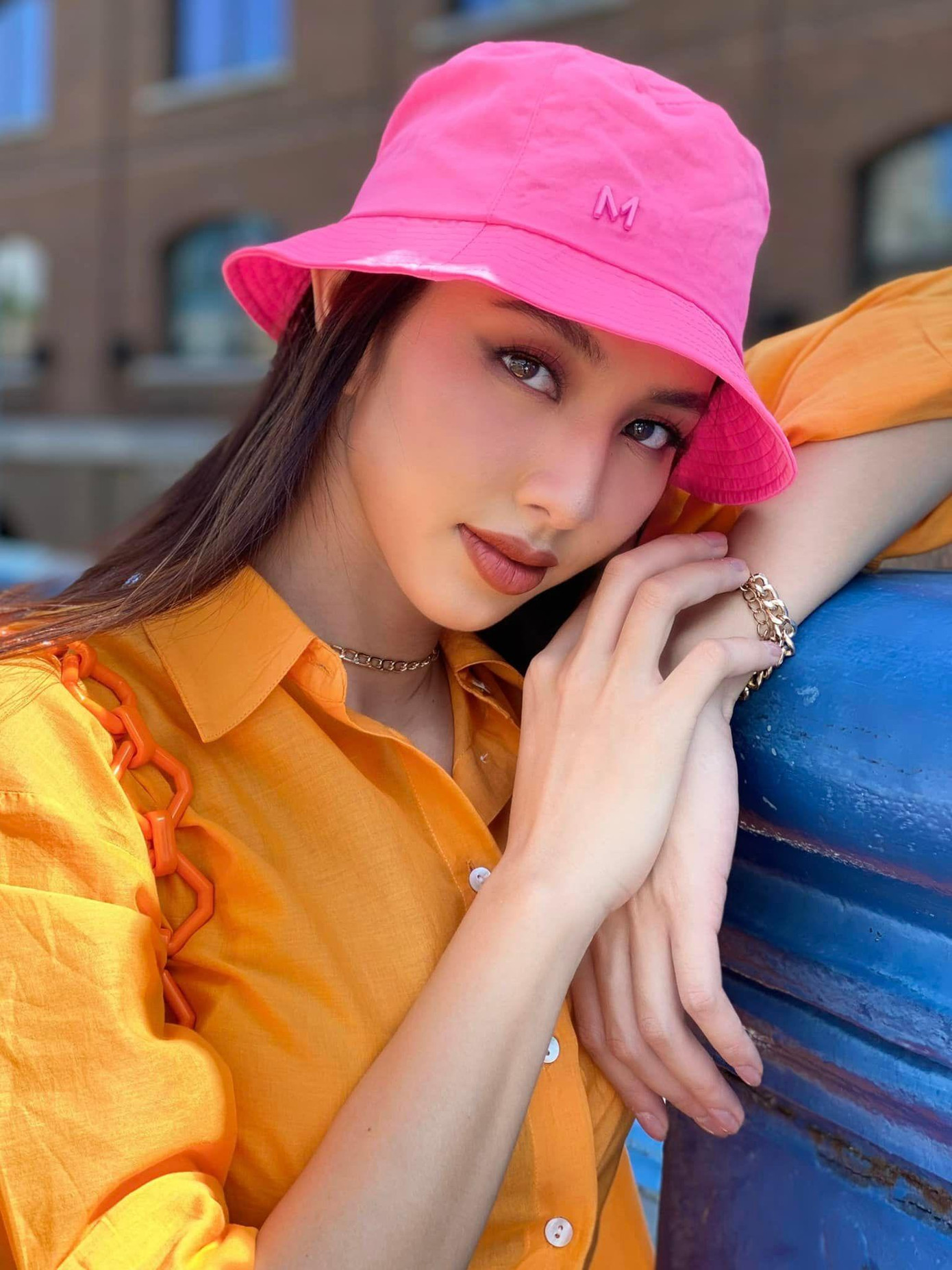 Sang châu Âu công tác, Hoa hậu Thuỳ Tiên gây chú ý với phong cách thời trang đường phố sặc sỡ và cá tính.