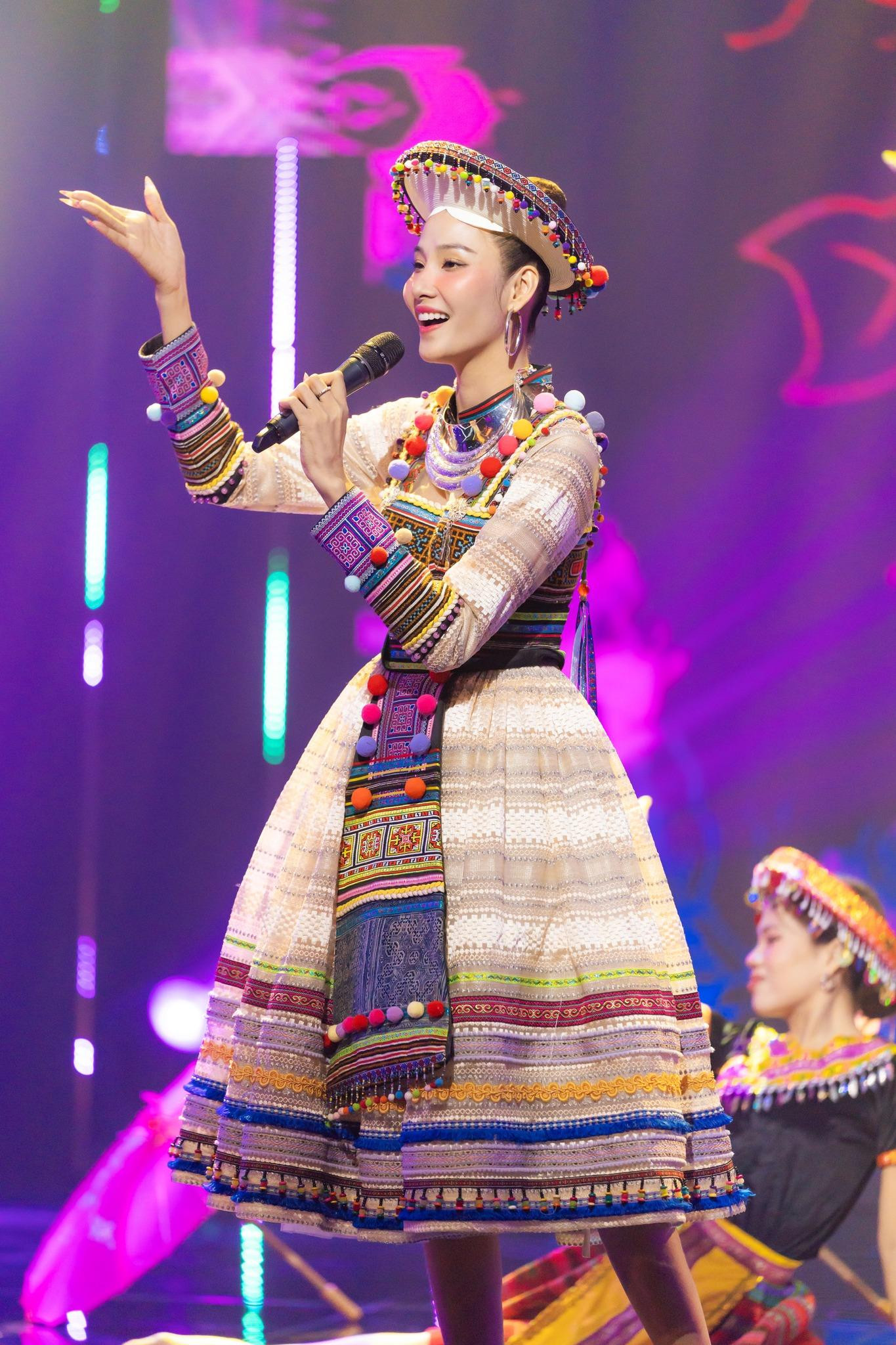 Á hậu Hoàng Thuỳ diện váy thổ cẩm đẹp mắt trên sân khấu âm nhạc. Á hậu Hoàng Thuỳ diện váy thổ cẩm đẹp mắt trên sân khấu âm nhạc.