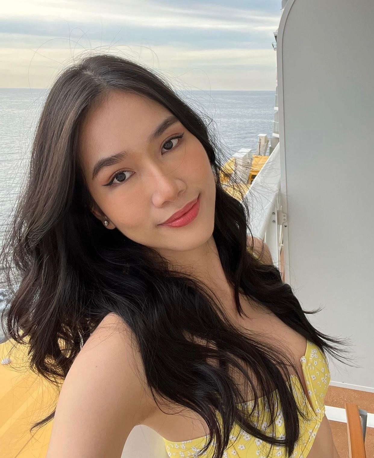 Người đẹp dí dỏm chia sẻ: "Xin thưa người chụp không ai khác ngoài mẹ Phương Anh. Mình đi du lịch với mẹ rất rất rất rất lâu rồi nên là đã chỉ cho mẹ thành công cách chụp hình sống ảo cho mình". Người đẹp dí dỏm chia sẻ: "Xin thưa người chụp không ai khác ngoài mẹ Phương Anh. Mình đi du lịch với mẹ rất rất rất rất lâu rồi nên là đã chỉ cho mẹ thành công cách chụp hình sống ảo cho mình".