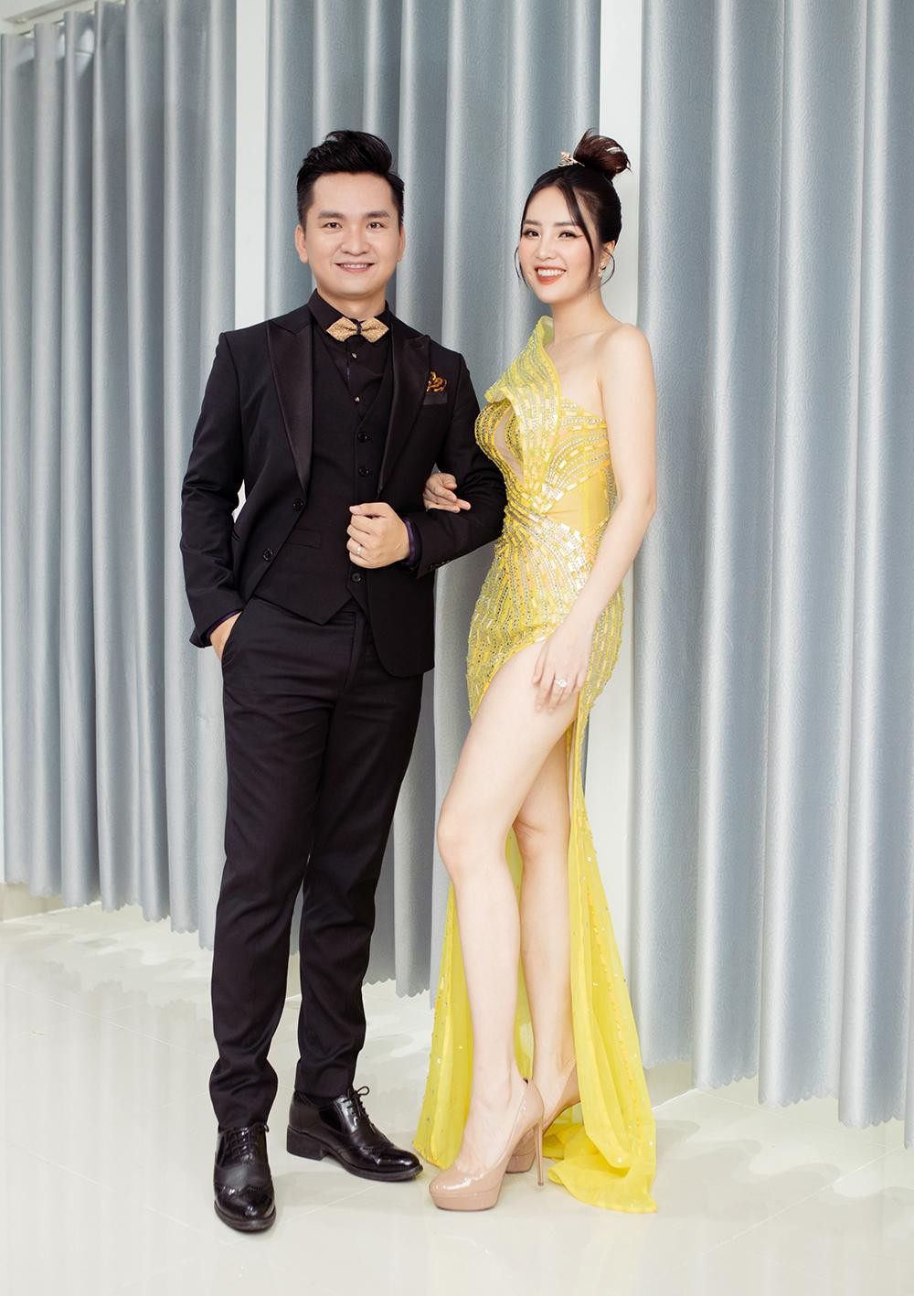 Thụy Vân thay hai thiết kế lộng lẫy và quyến rũ trong chương trình.