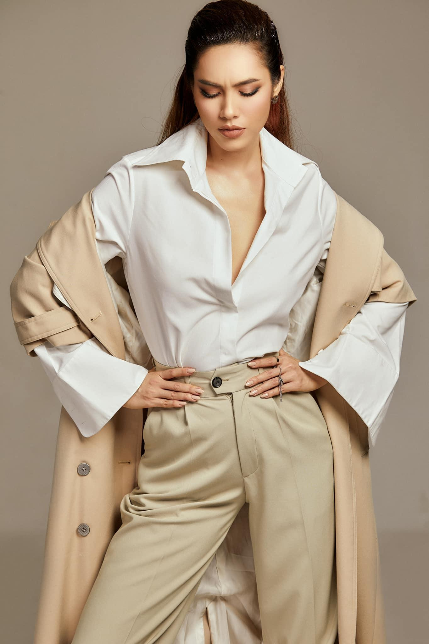 Á hậu Hoàng My hoá 'nữ tổng tài' quyền lực với trang phục màu be. Á hậu Hoàng My hoá 'nữ tổng tài' quyền lực với trang phục màu be.