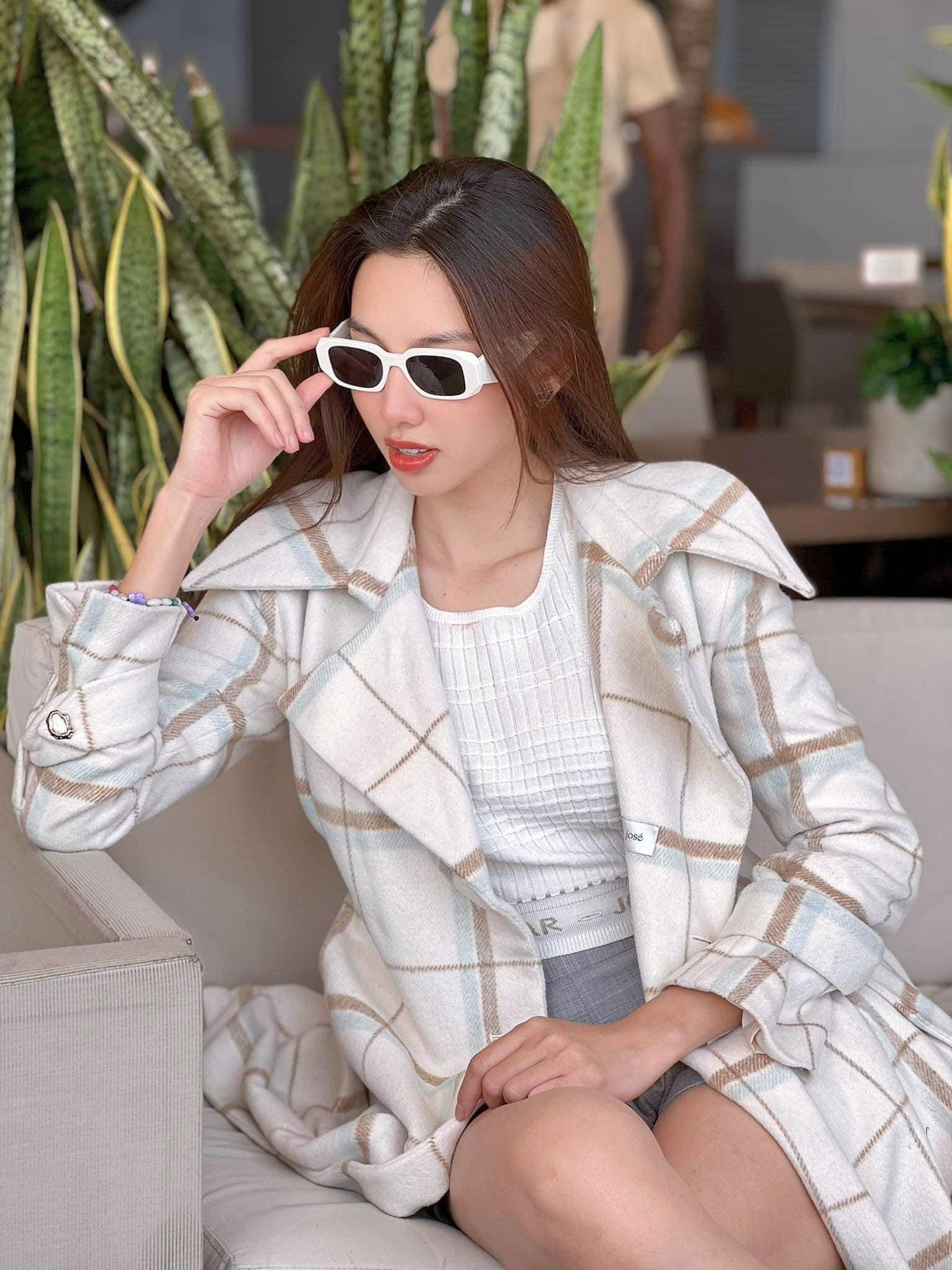 Xuất hiện tại Anh, Thùy Tiên diện trang phục khá giản dị và thanh lịch, đúng với nét đẹp cổ điển của xứ sở sương mù. Xuất hiện tại Anh, Thùy Tiên diện trang phục khá giản dị và thanh lịch, đúng với nét đẹp cổ điển của xứ sở sương mù.