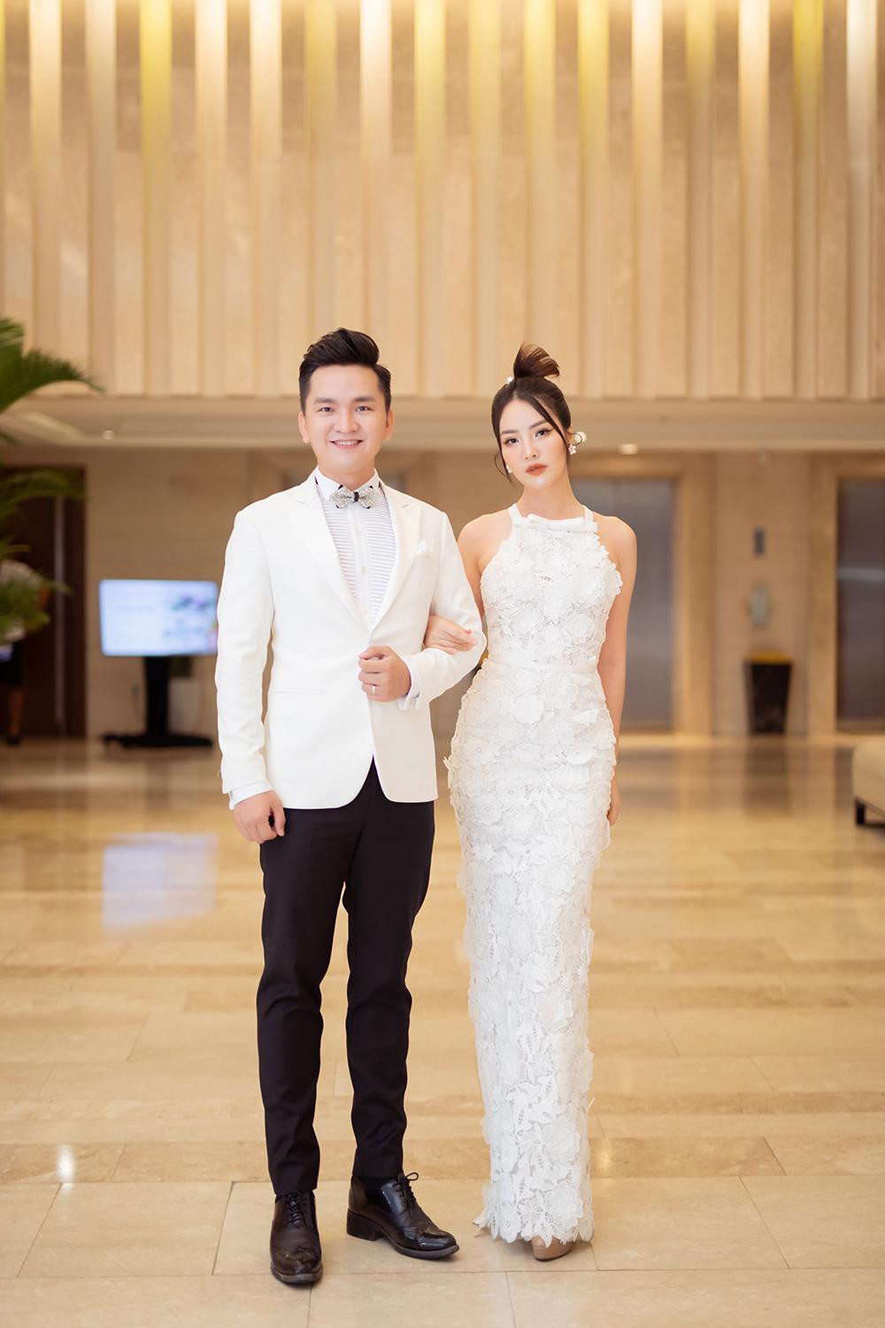 Á hậu Thụy Vân sánh vai MC Hạnh Phúc trong vai trò dẫn chương trình.