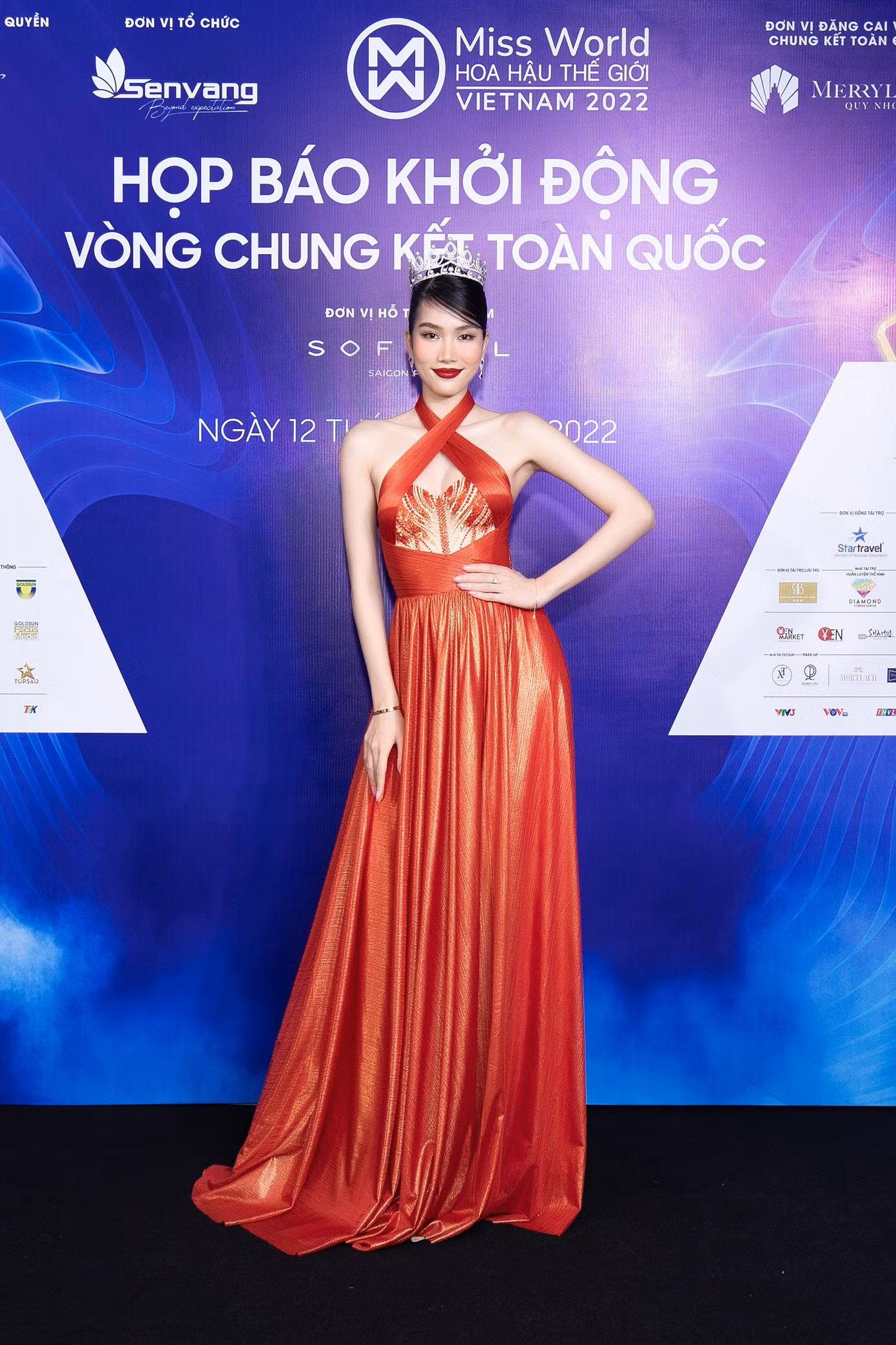 Lựa chọn cho mình màu son đỏ rượu cùng thiết kế cắt xẻ đã giúp nàng Á Hậu Phương Anh cực kì nổi bật tại thảm đỏ.